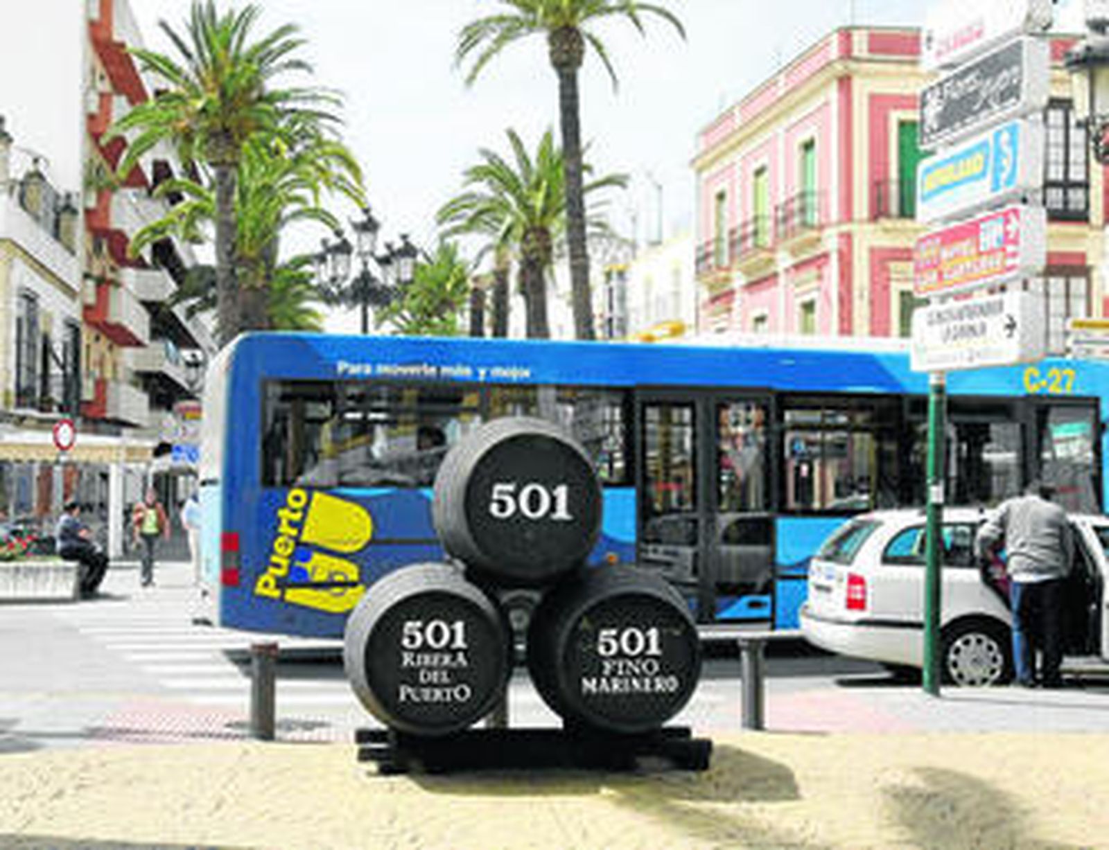 Dos empresas optan a la concesión del servicio de autobuses urbanos mientras la plantilla continúa con la huelga.