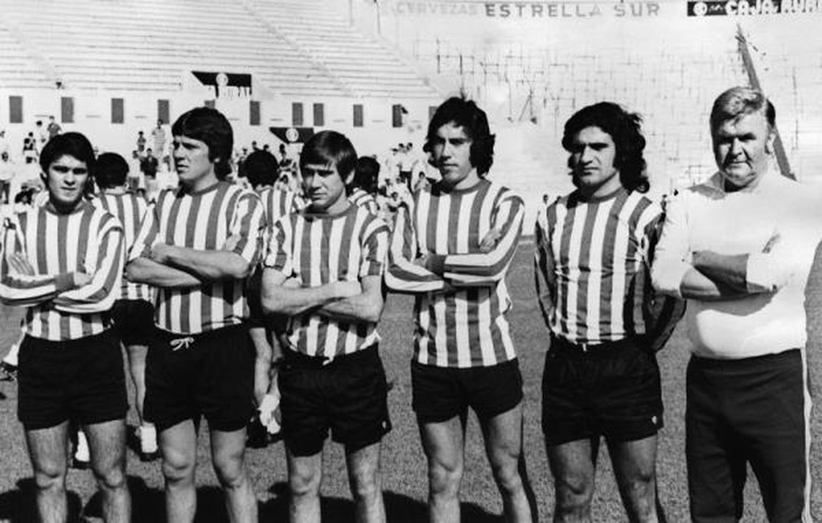 Los fichajes del Betis en la temporada de 1974 Cuiñas, Blanco, Cardeñosa, Lobato y Díaz junto al entrenador, Ferenc Szusza.