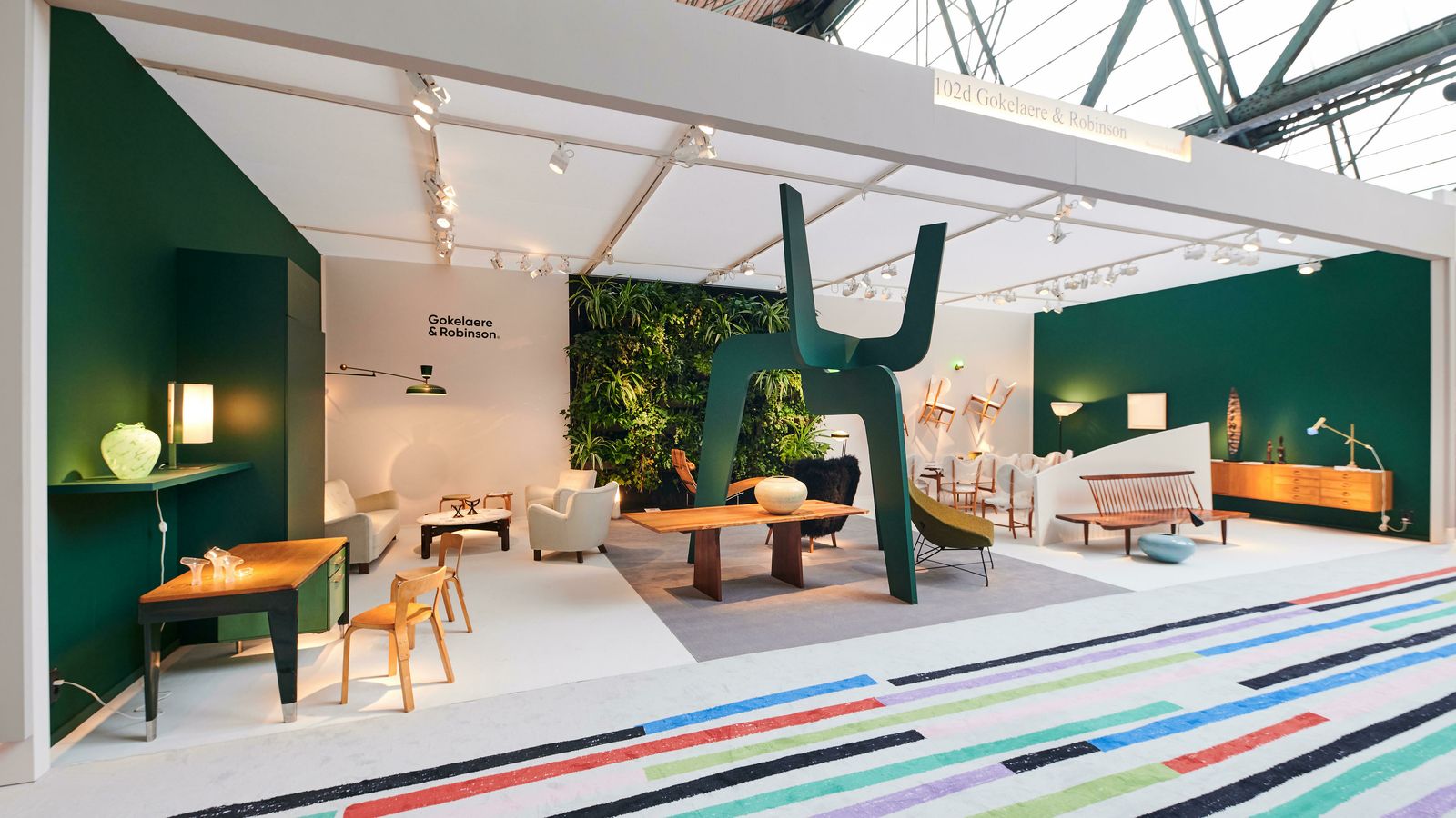 Escritorio diseñado por Jean Prouvé en el expositor de Gokelaere & Robinson.