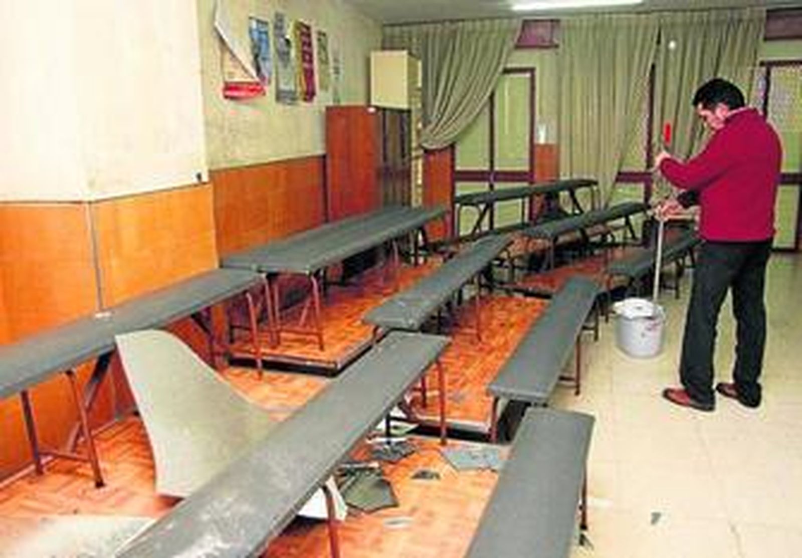 Cristales rotos y suelos encharcados tras romperse el bajante.