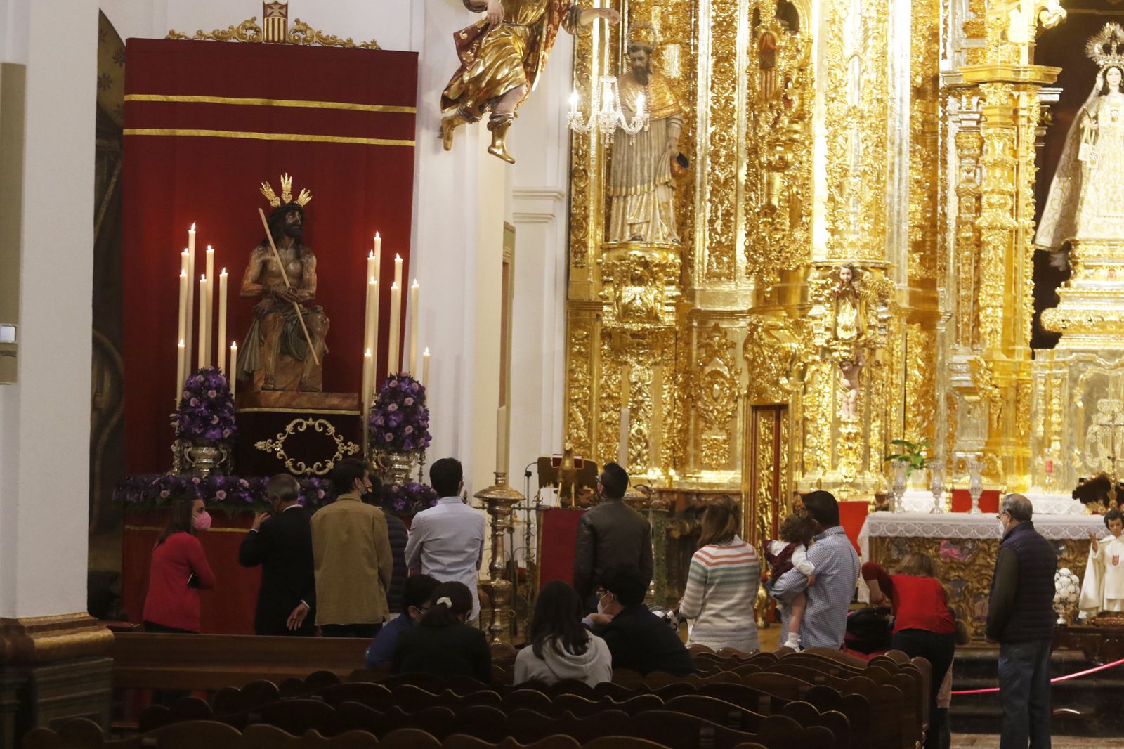 Varias personas observan al Señor de la Coronación de Espinas.