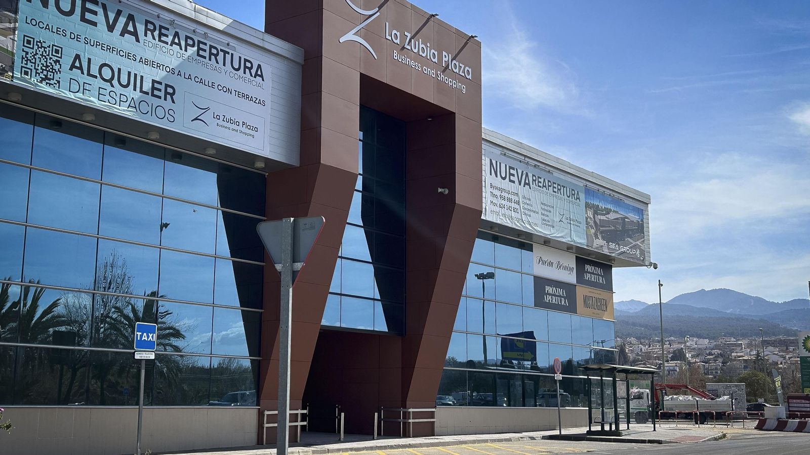 Vista exterior del centro comercial La Zubia Plaza
