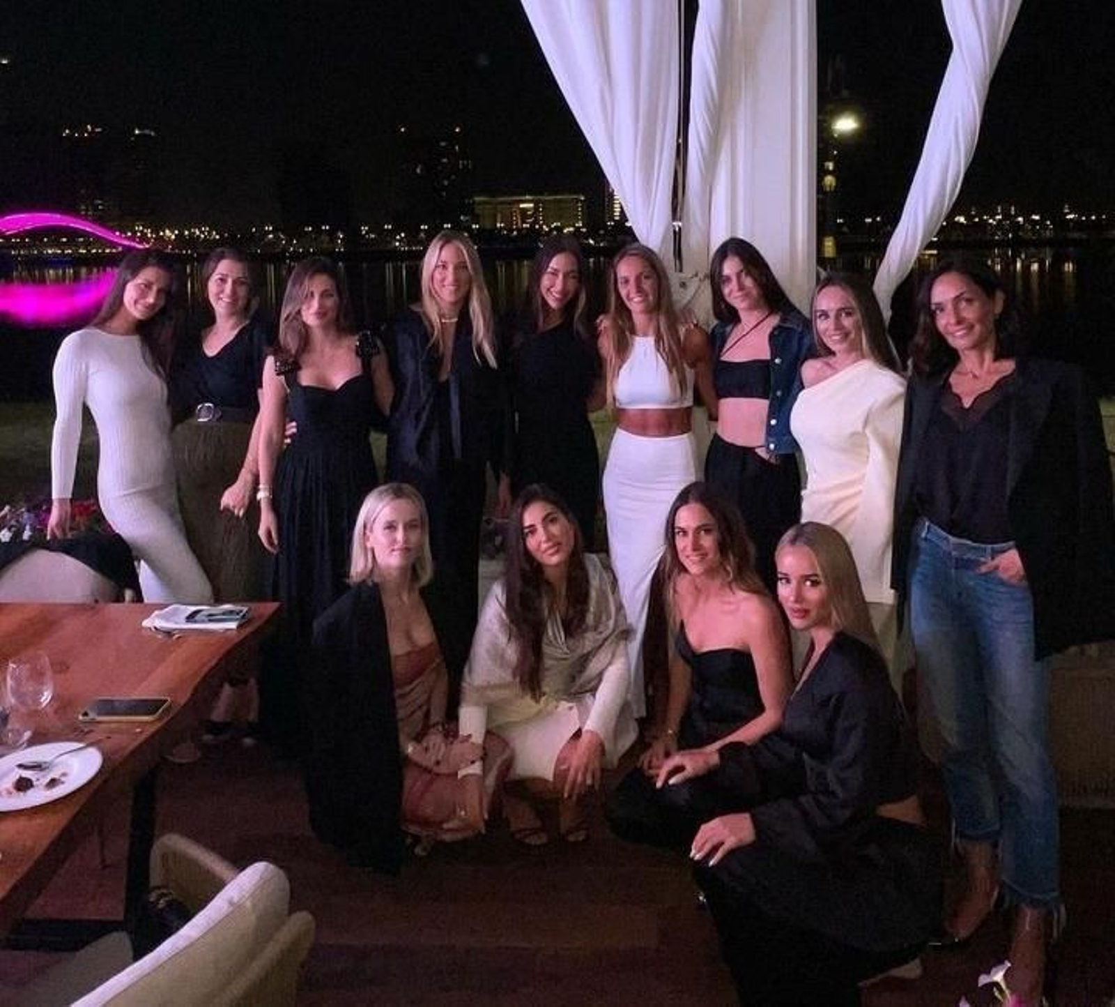 Las mujeres de los futbolistas hacen piña con una cena en el restaurante Tatel de Doha.