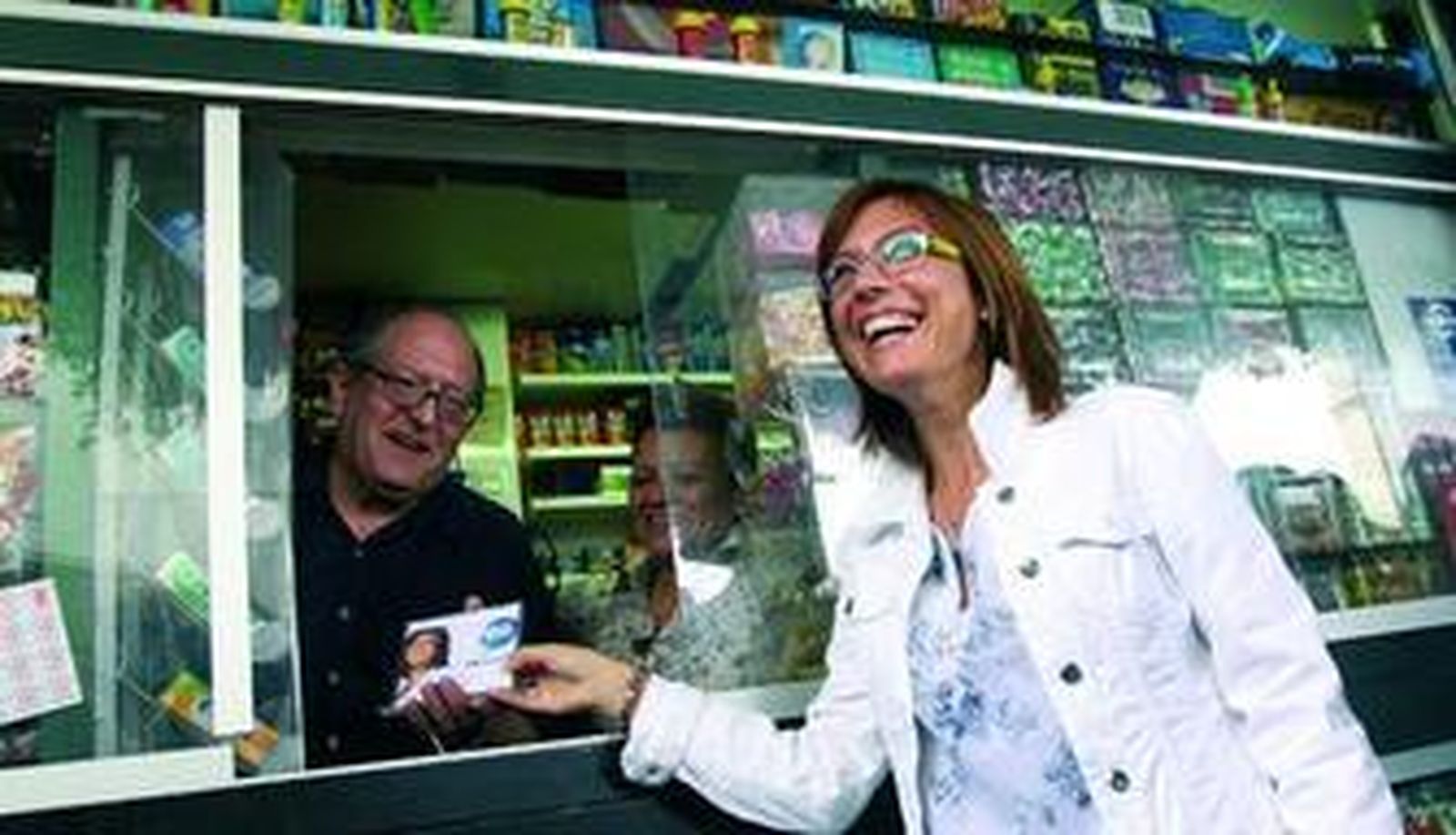 María Gámez entrega el programa a Miguel Trujillo y su esposa, Isabel González, propietarios de un quiosco junto a Tabacalera.