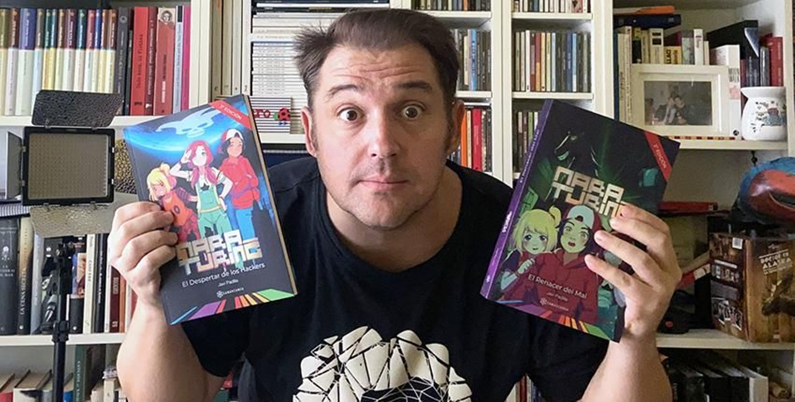 Javier Padilla posando con su libro premiado internacionalmente.