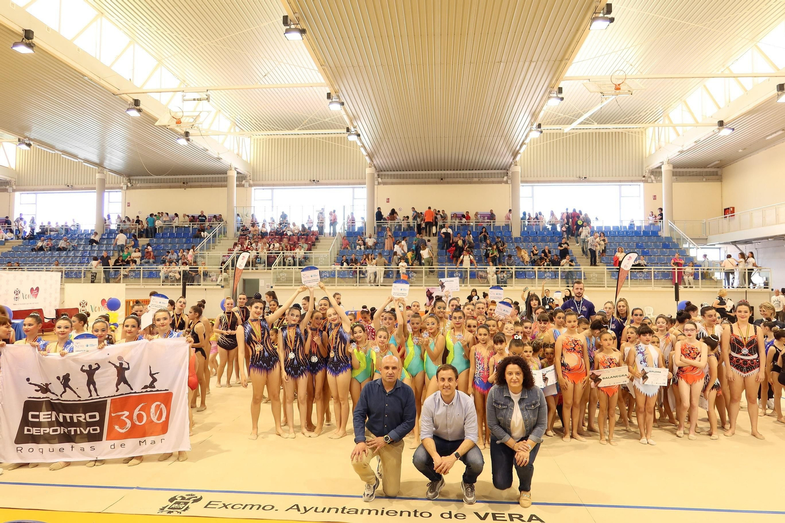 El alcalde de Vera, junto a diputados provinciales, en el Pabellón de Deportes Blas Infante.