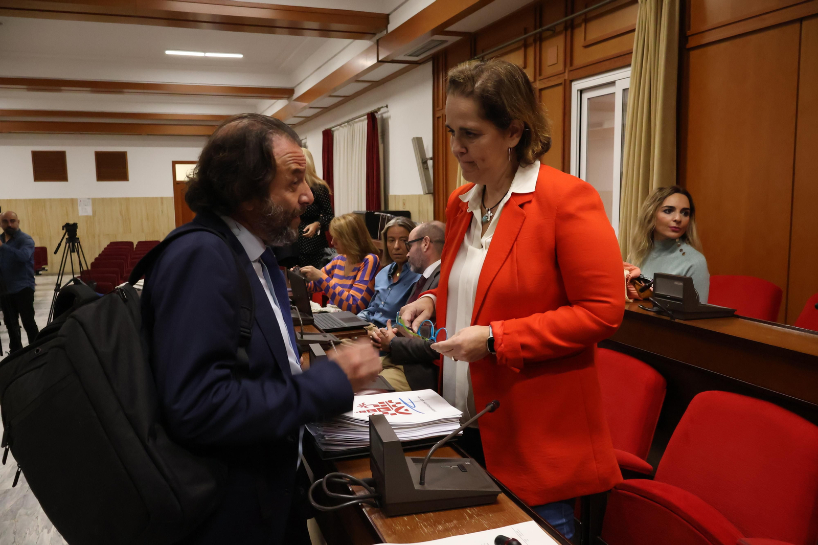 La teniente de alcalde de Hacienda, Blanca Torrent, conversa con el edil Daniel García-Ibarrola.