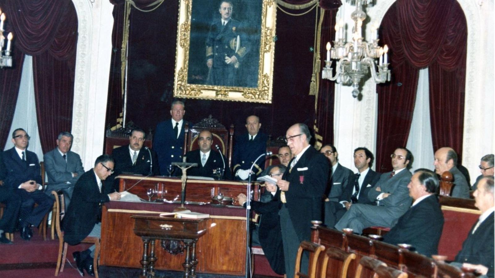 Ramón Domínguez Valero, en el despacho de plenos del Ayuntamiento de Cádiz, durante  una sesión junto a Manuel Barbardillo, Jerónimo Almagro y Vicente Moral, entre otros.