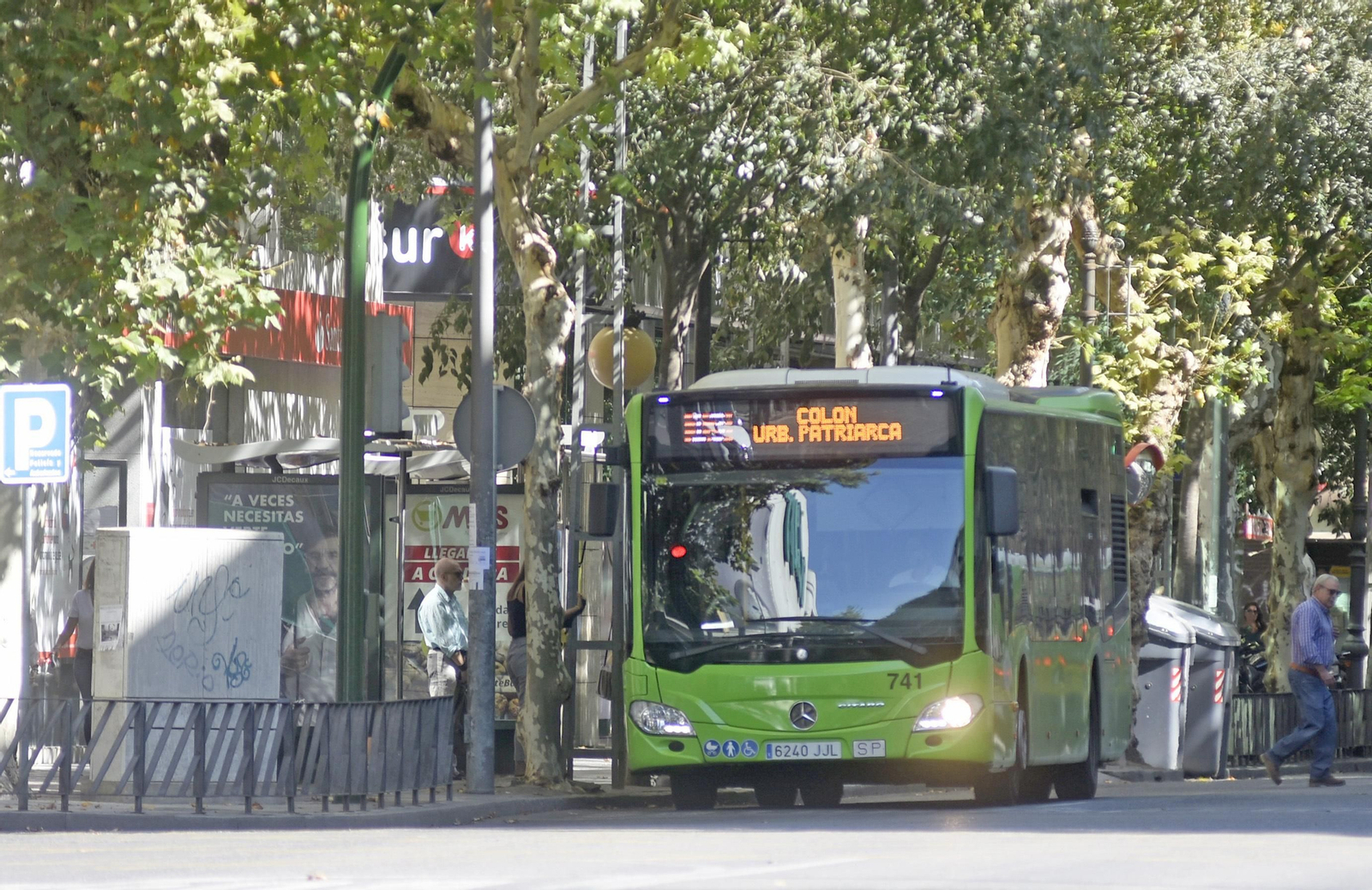 Un autobús recoge a viajeros en una de las paradas del Centro.