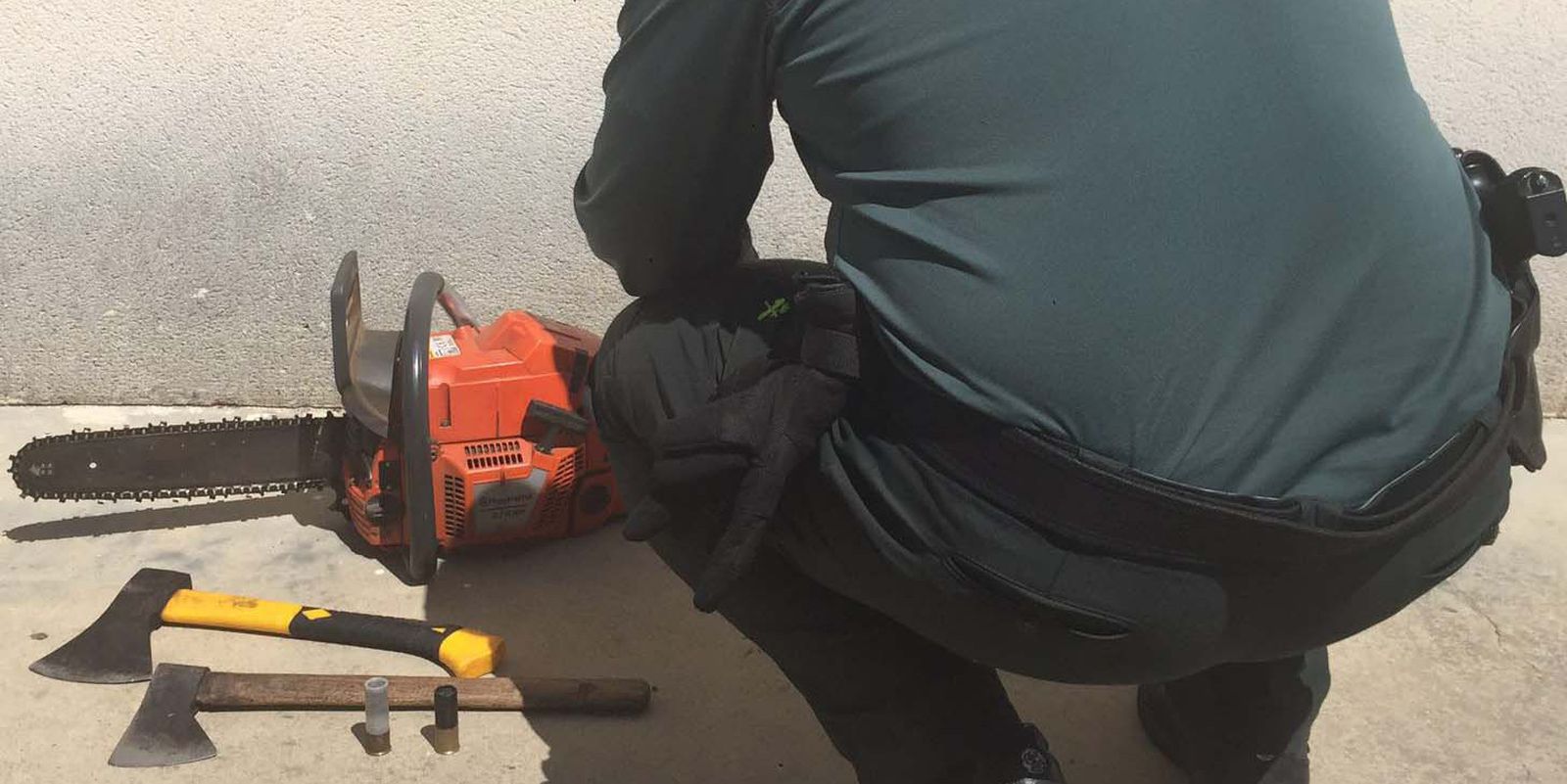 Imagen de archivo de un agente de la Guardia Civil con una motosierra incautada.