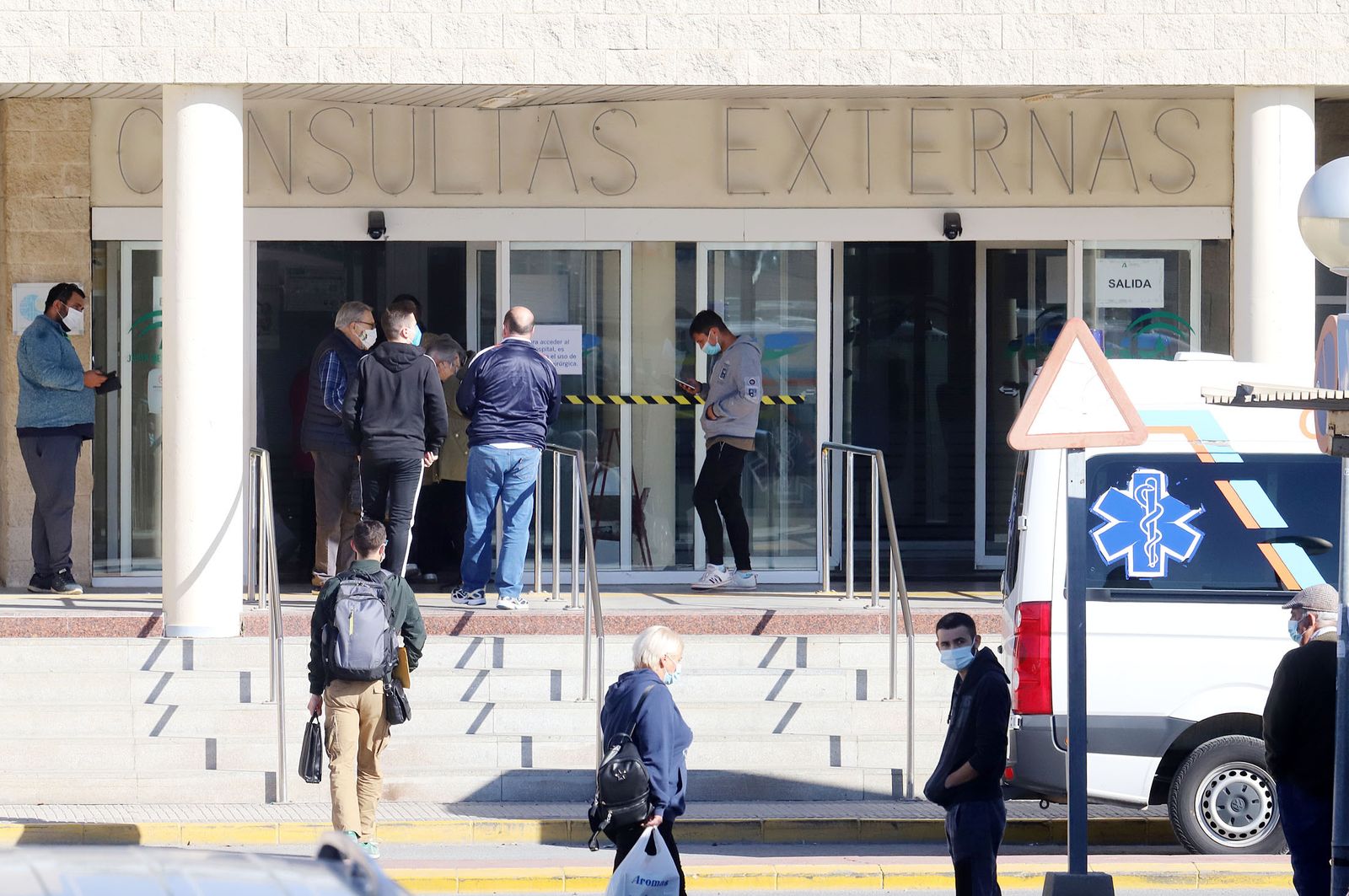 Puerta de Consultas Externas del Hospital Juan Ramón Jiménez.