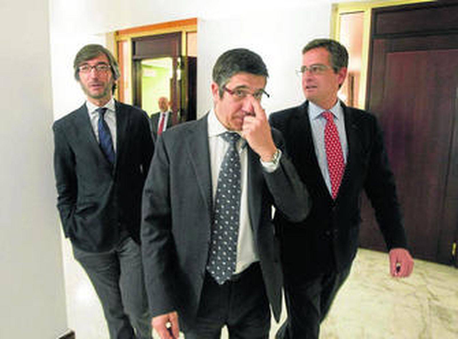 Patxi López, seguido por Oyarzabal y Basagoiti, en una foto de archivo tras mantener una reunión.