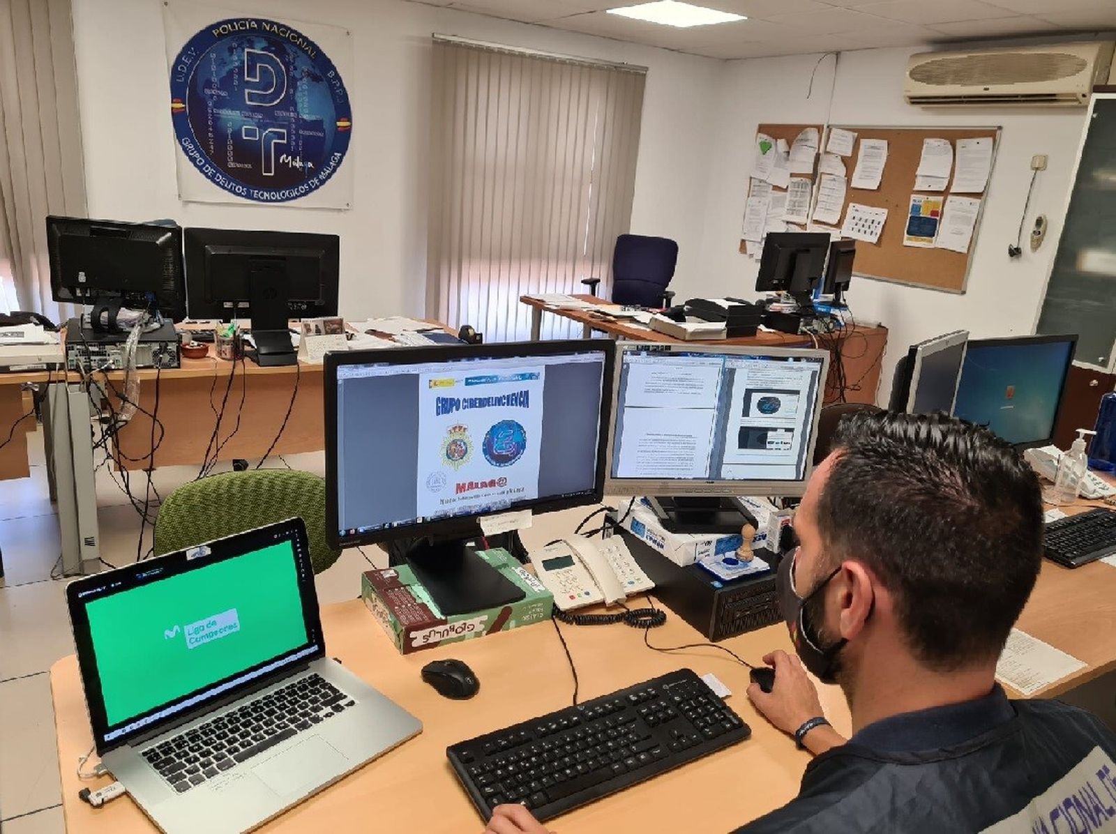 Un policía nacional de la Unidad de Ciberdelincuencia