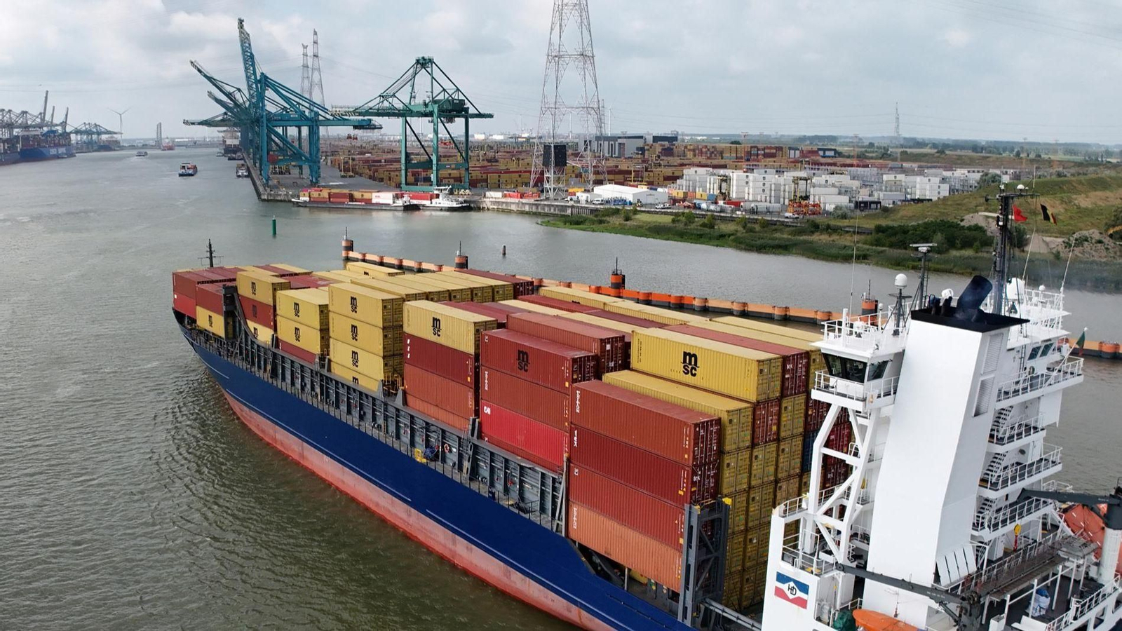 Barco portacontenedores en el puerto de Amberes-Brujas en Bruselas.