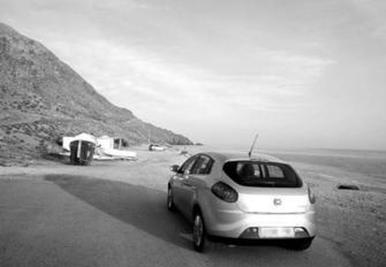 La colocación de vehículos en la cercanía de la playa preocupa a los vecinos de Cabo de Gata.