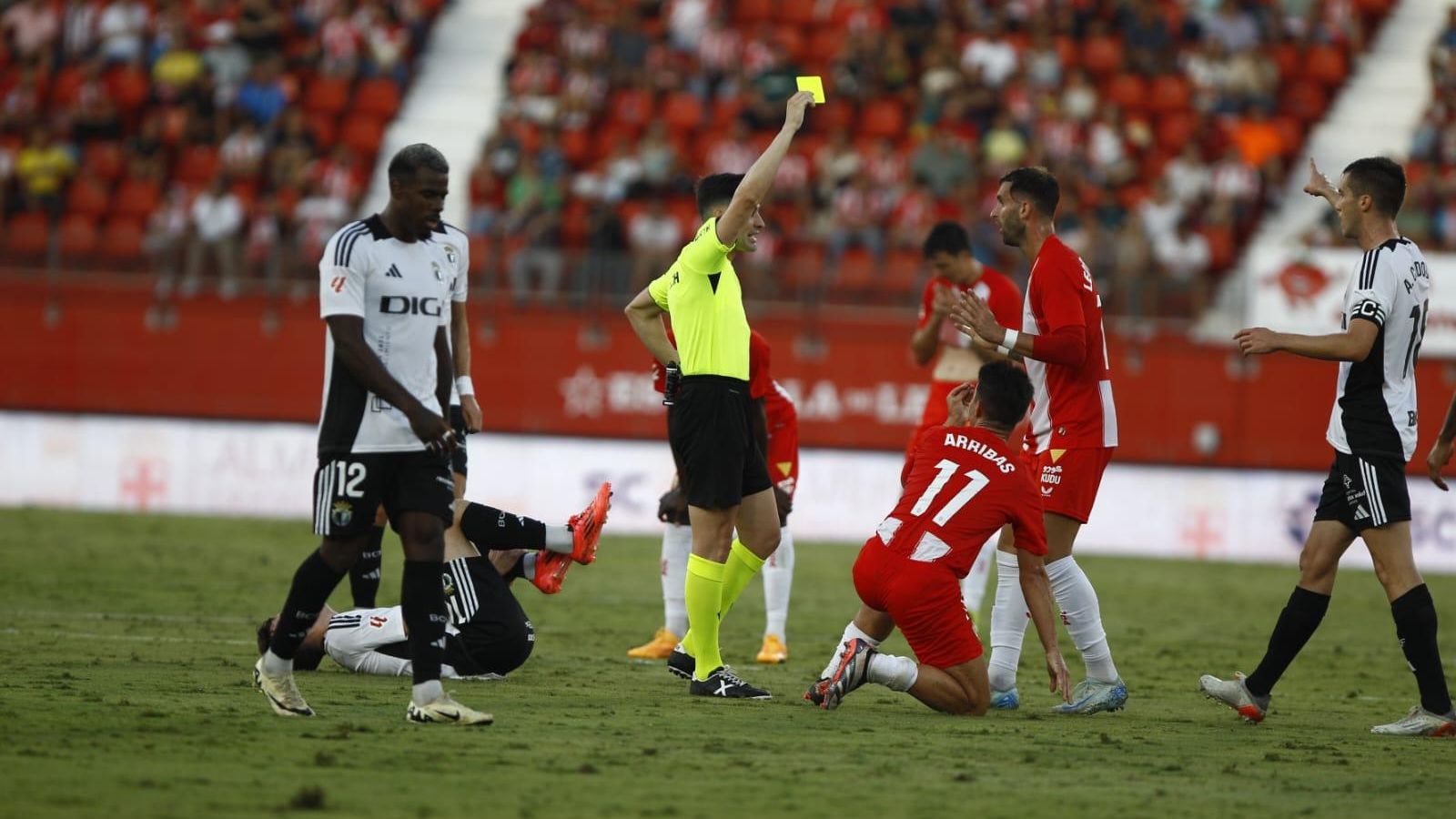 Arribas fue expulsado en el 35' cuando el VAR rectificó una doble amarilla por roja directa