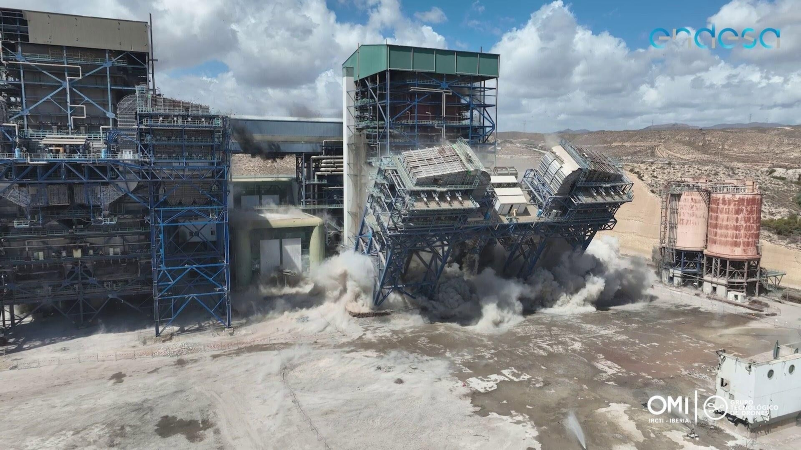 Momento de la demolición de parte de la central térmica este pasado mes de septiembre.