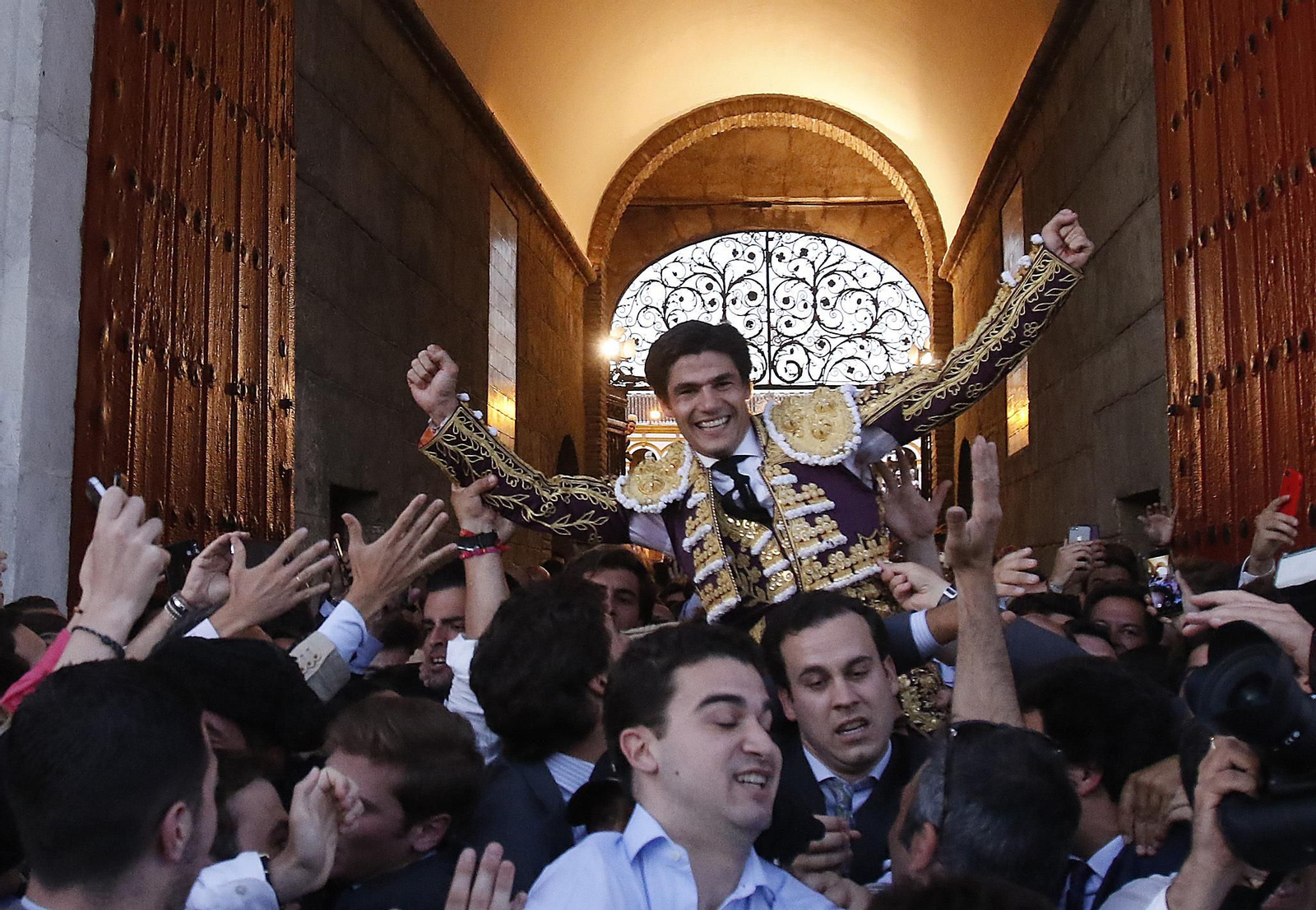 El torero Pablo Aguado durante su salida a hombros por la Puerta del Príncipe.