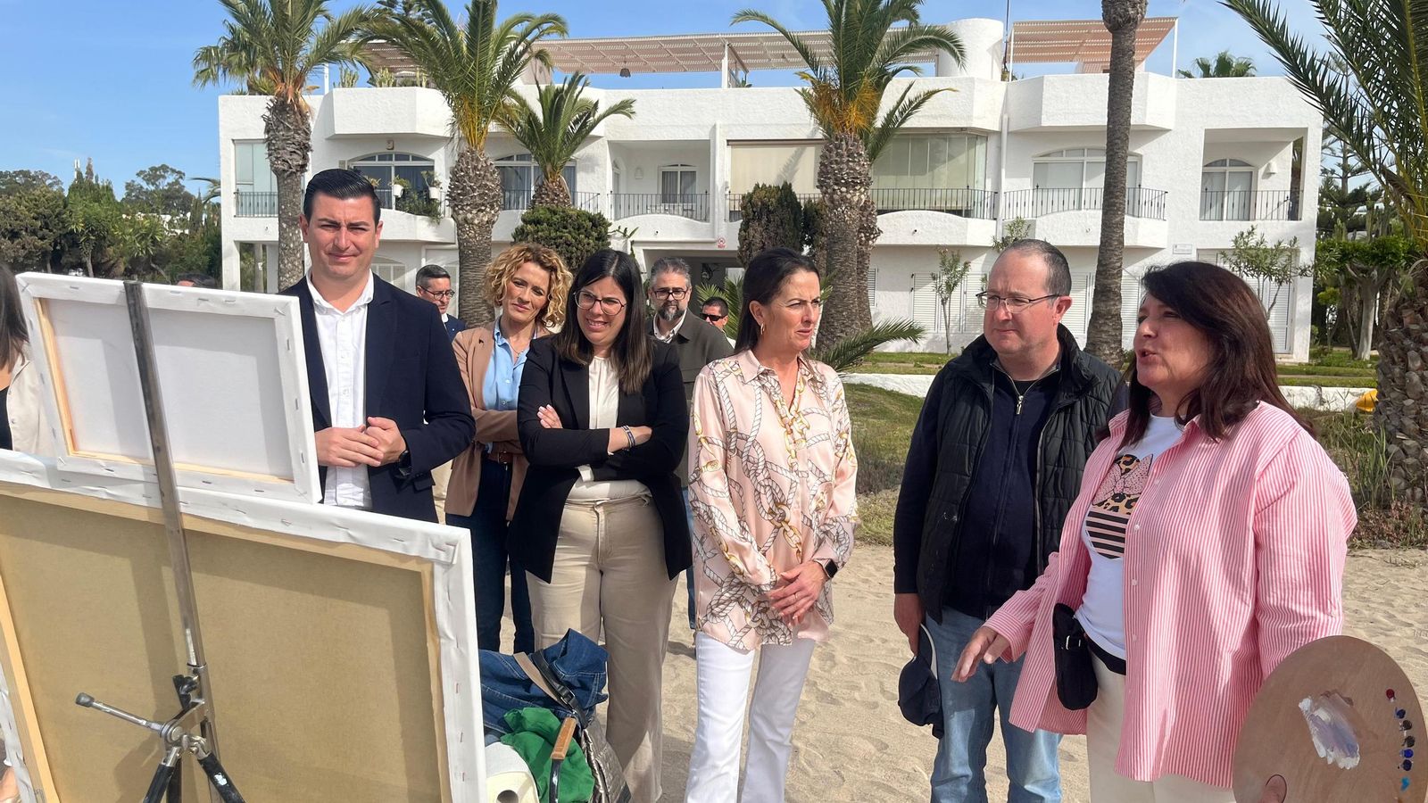 Contemplando algunas de las obras que realizan los artistas.