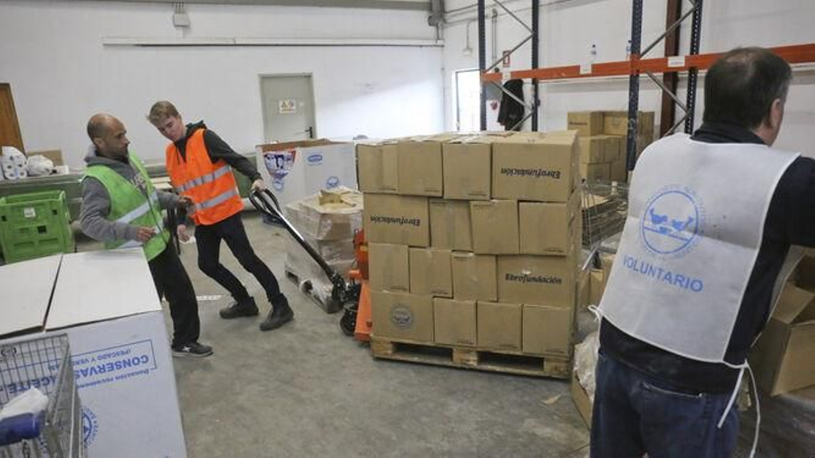 Voluntarios en el almacén de Bancosol, en una imagen de archivo.