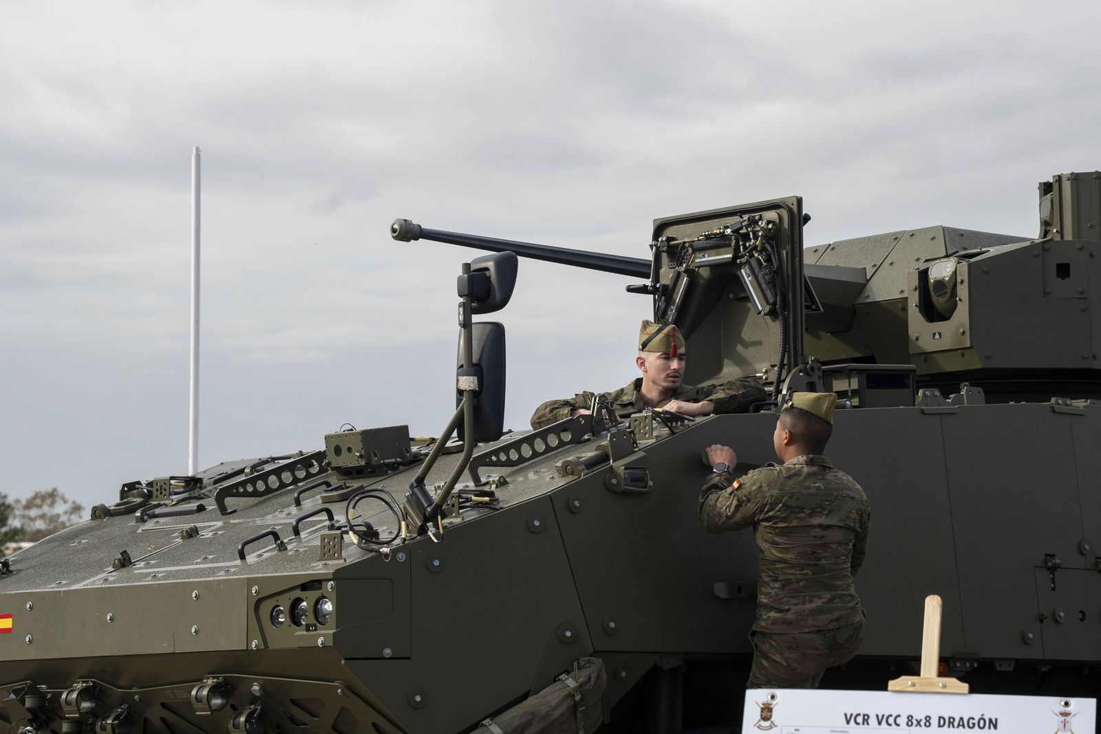 Margarita Robles entrega en Viator los primeros vehículos 8x8 ‘Dragón’ al Ejército de Tierra