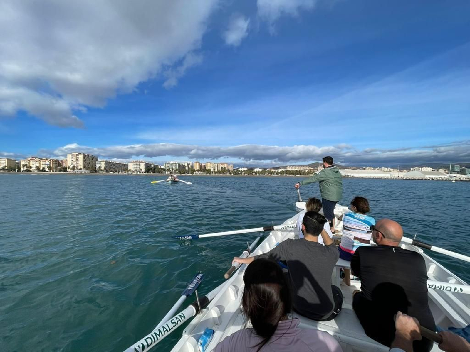 Una de las jábegas frente al litoral malagueño.