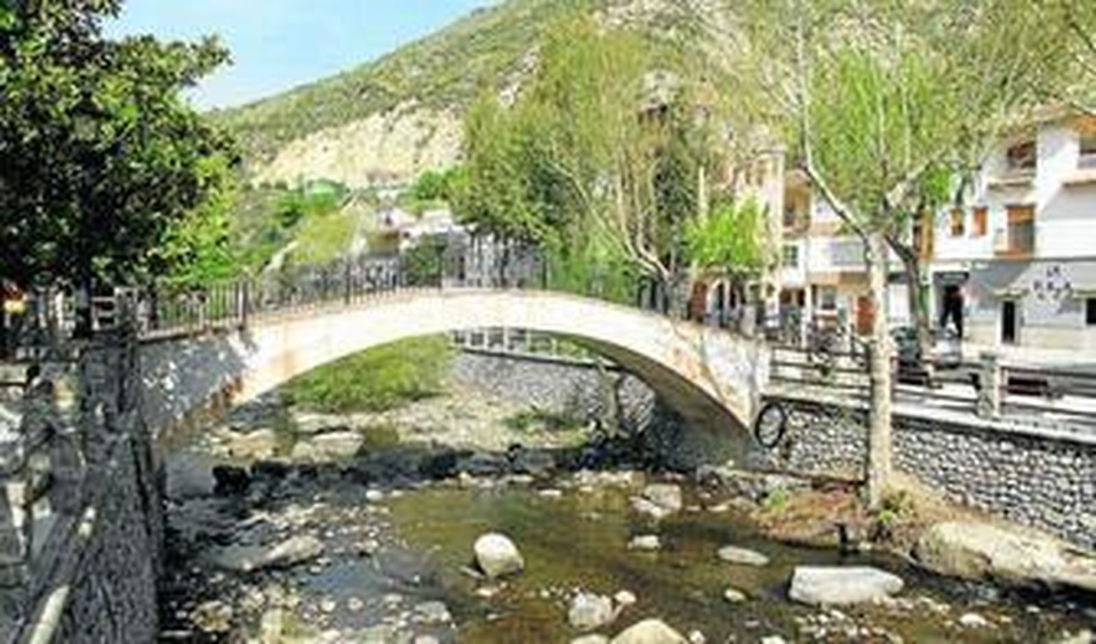 El 'curioso' solar se encuentra situado en la localidad de Pinos Genil.