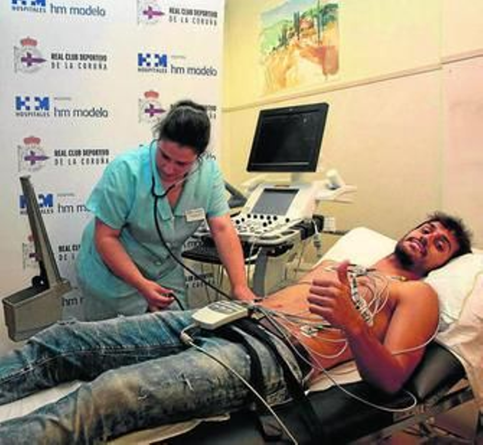 Arribas hace una señal de aprobación en su revisión médica.