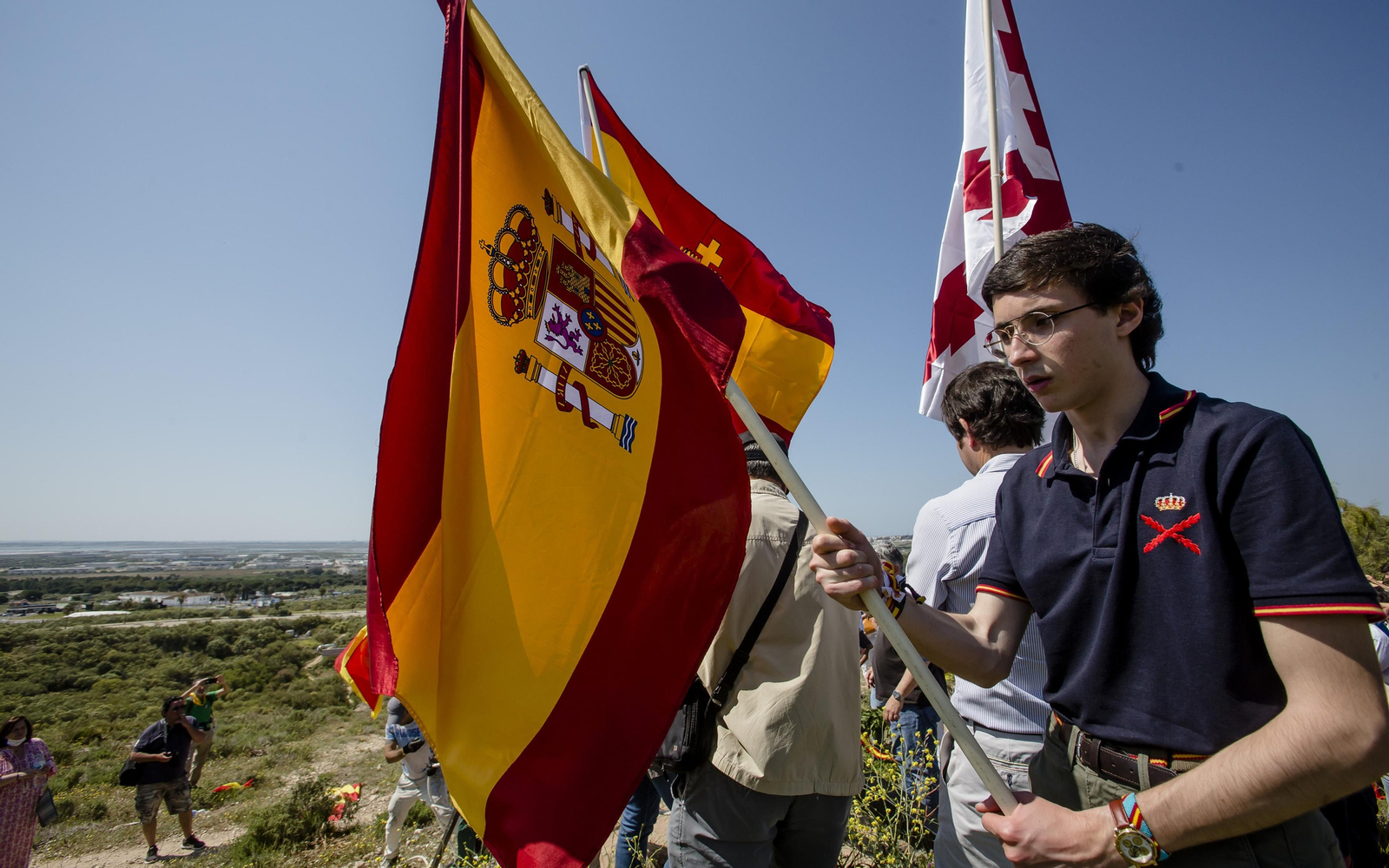 Imágenes del izado de la gran cruz de hierro del Camino de Santiago en la sierra de San Cristóbal