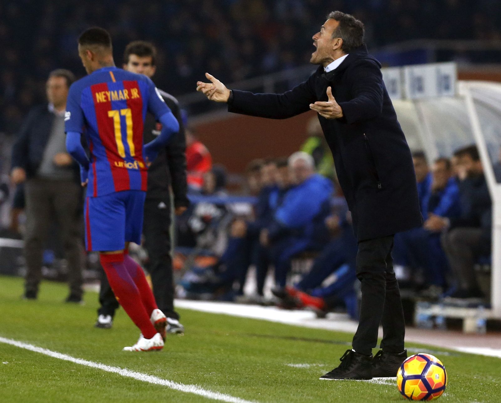 Luis Enrique da instrucciones desde la banda.
