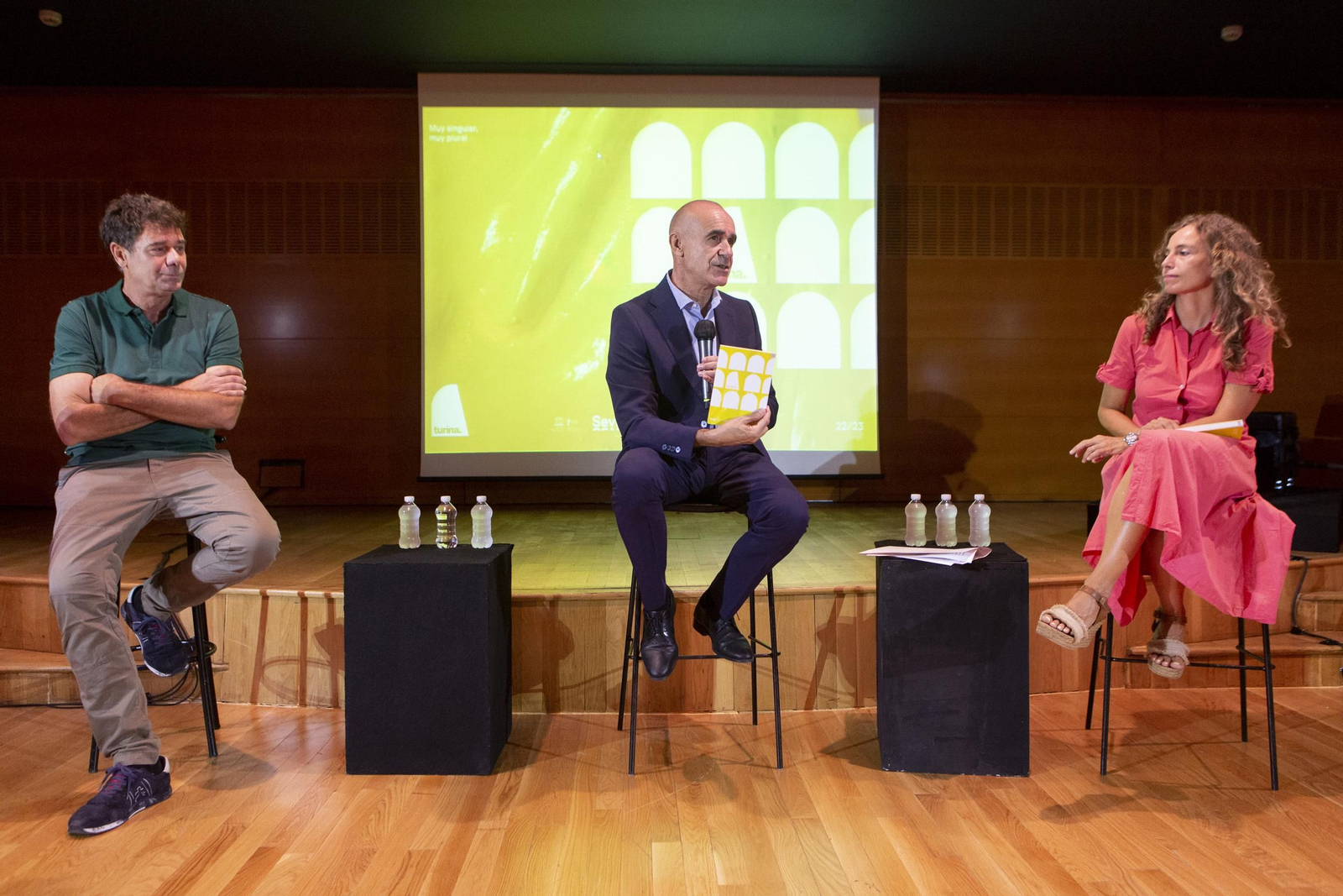 Antonio Muñoz flanqueado por Fernando R. Campomanes e Isabel Ojeda.