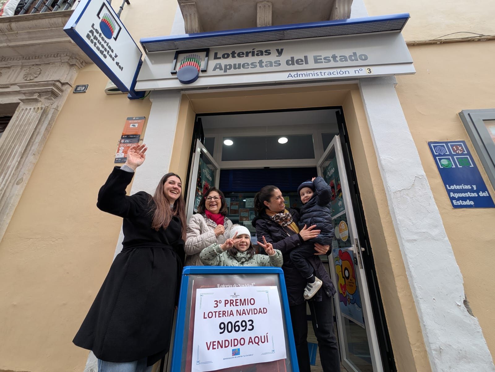 Celebración del tercer premio de la Lotería de Navidad en Montilla