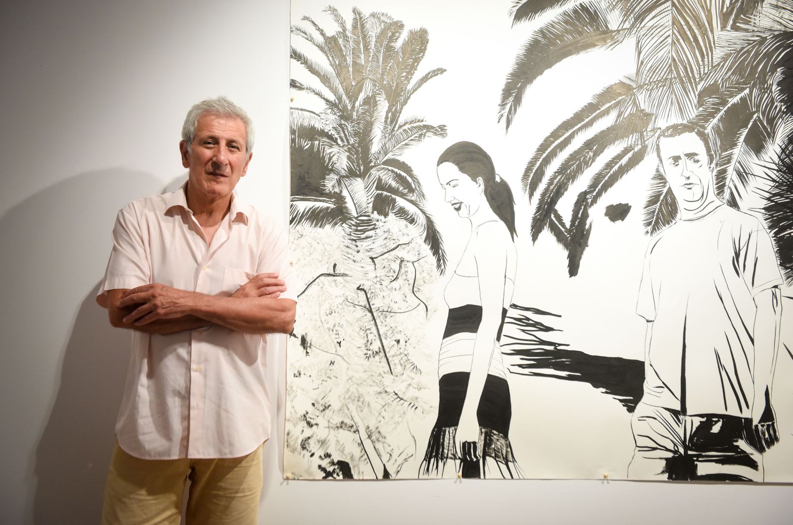 Rafael Enterría, ante una de las obras que expone.