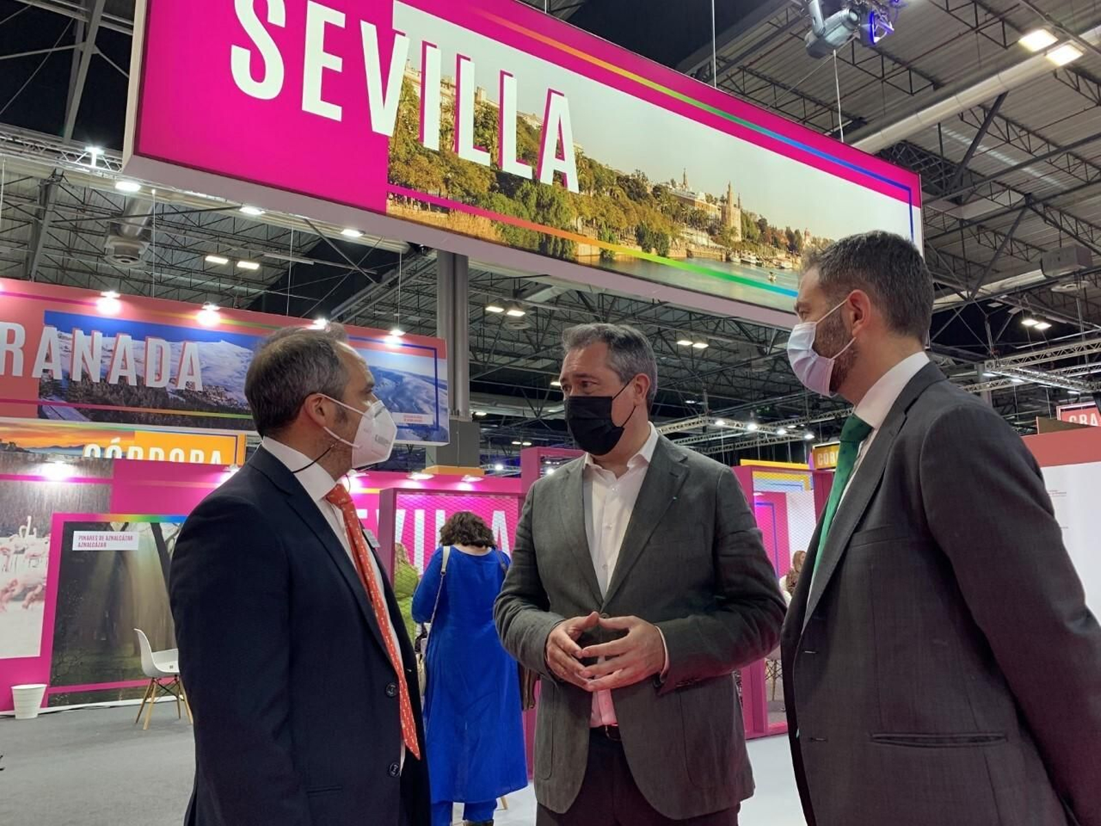 El alcalde, Juan Espadas, junto a los organizadores del congreso de turismo idiomático presentado en Fitur.
