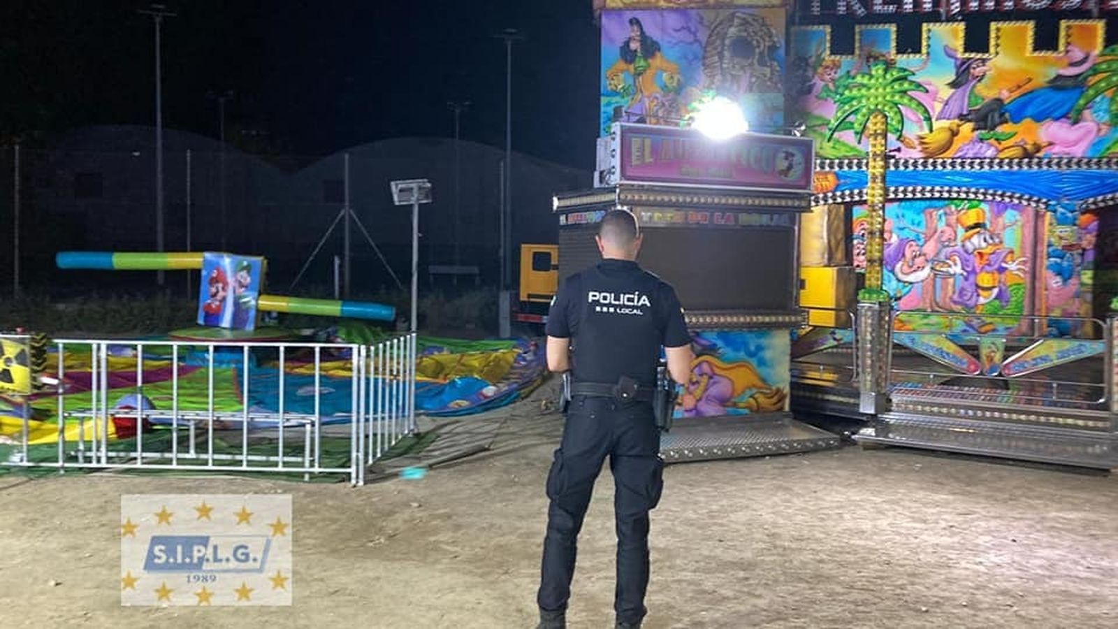 Un agente de la Policía Local de Motril investiga el accidente del menor en la feria de las Cruces de la localidad