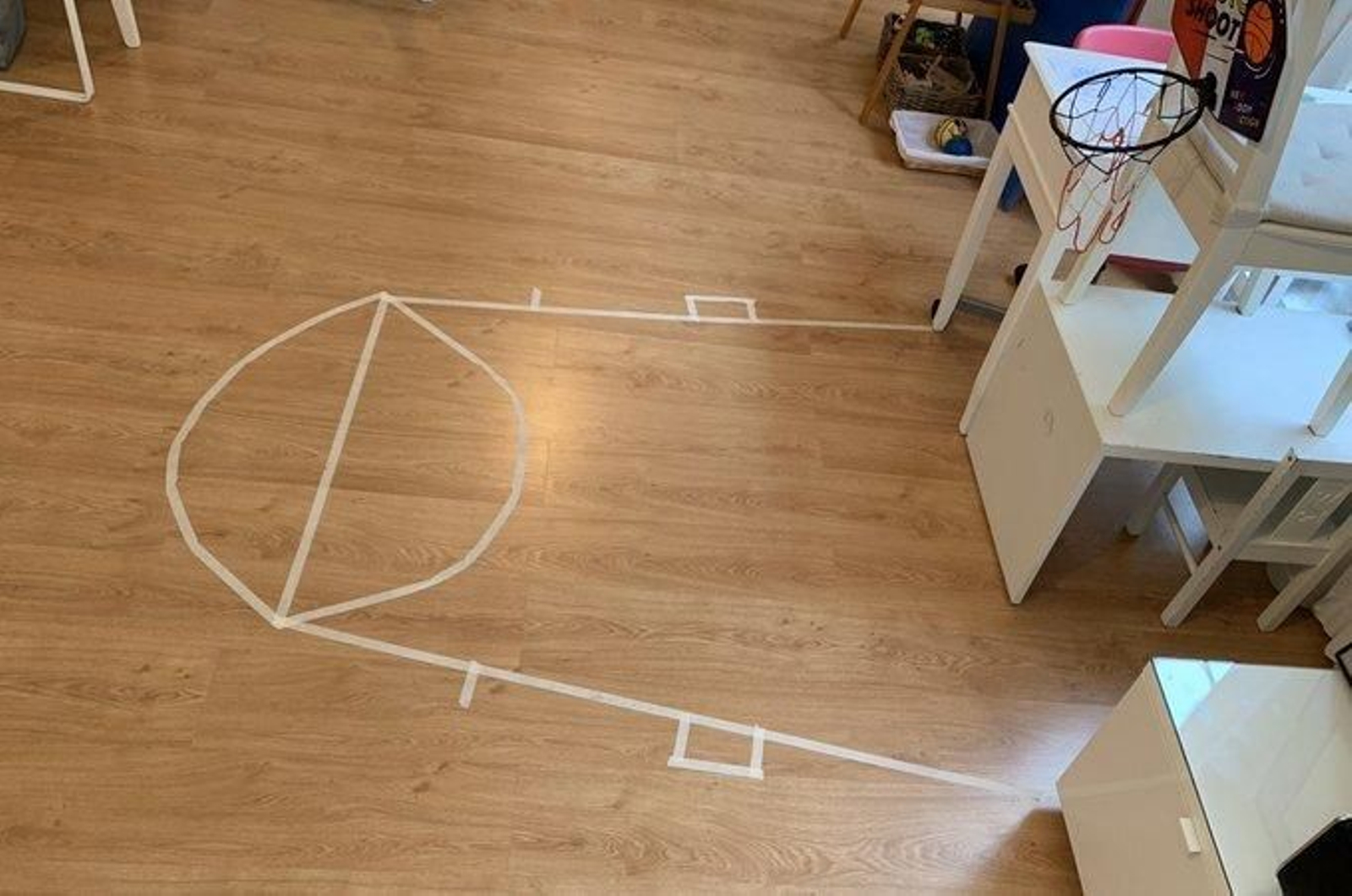 Germán Gabrel muestra su cancha.