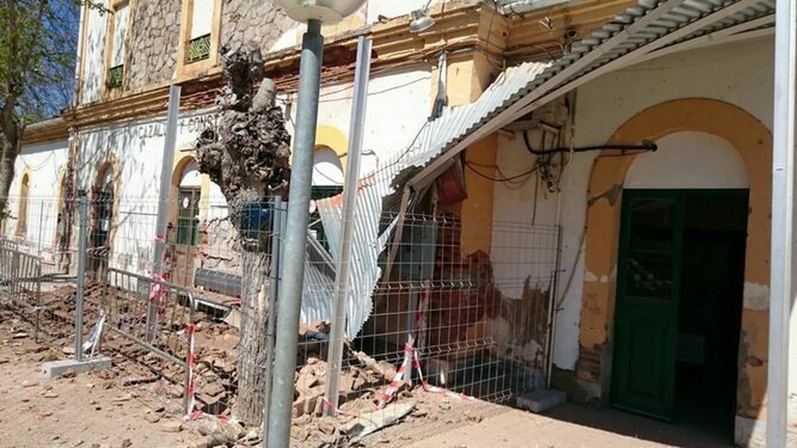 La estación de tren Cazalla-Constantina, tras el derrumbe, que se produjo un sábado, de forma imprevista.