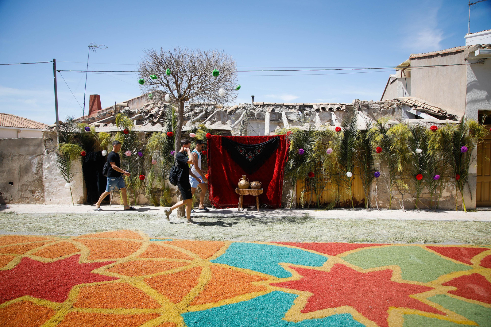 Así es la gran alfombra de serrín para que levite la Virgen de Fátima de Tíjola