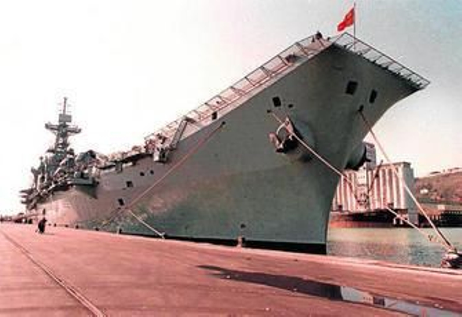 Imagen del buque 'Príncipe de Asturias' en el puerto de Barcelona.