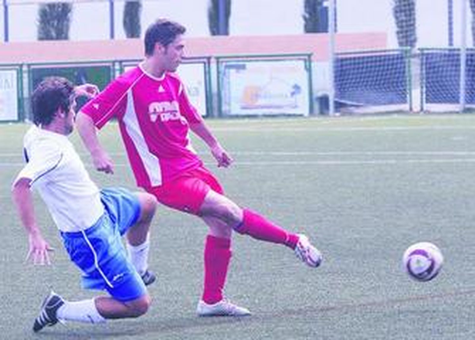 El churrianero Edu Molina se anticipa a un jugador del Gabia.