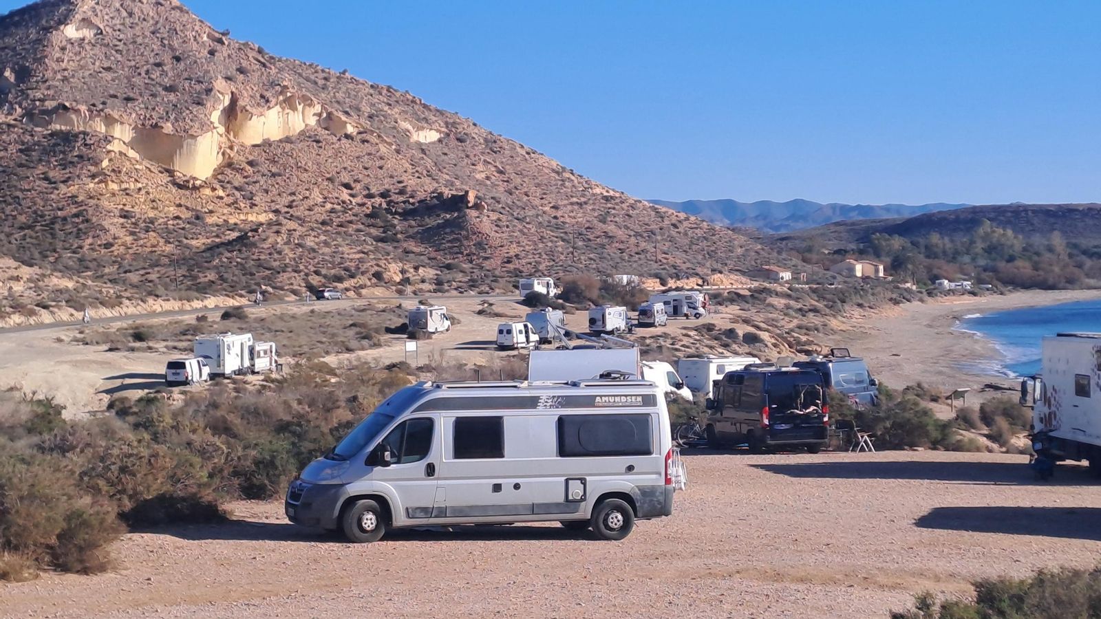 Caravanas en una playa de Terreros (Pulpí).