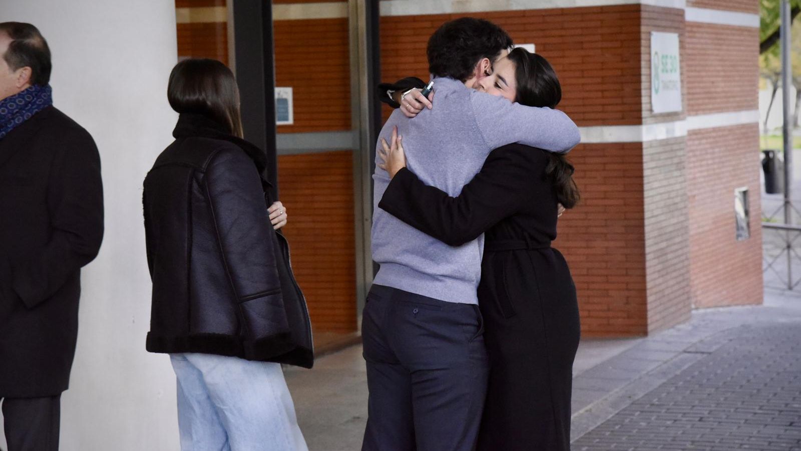 Varios jóvenes se abrazan a las puertas del tanatorio donde se velan los restos mortales del joven maquinista.