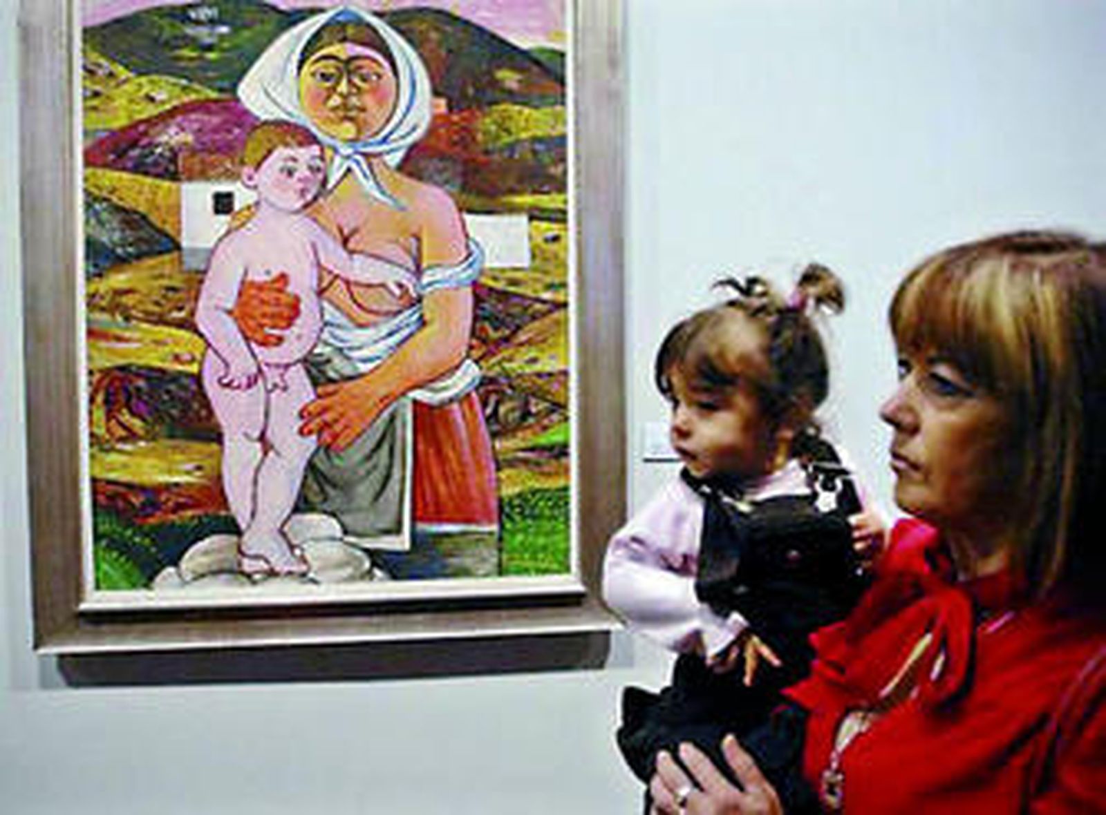 La obra 'Maternidad' de Zabaleta es observada por una mujer en Jaén.