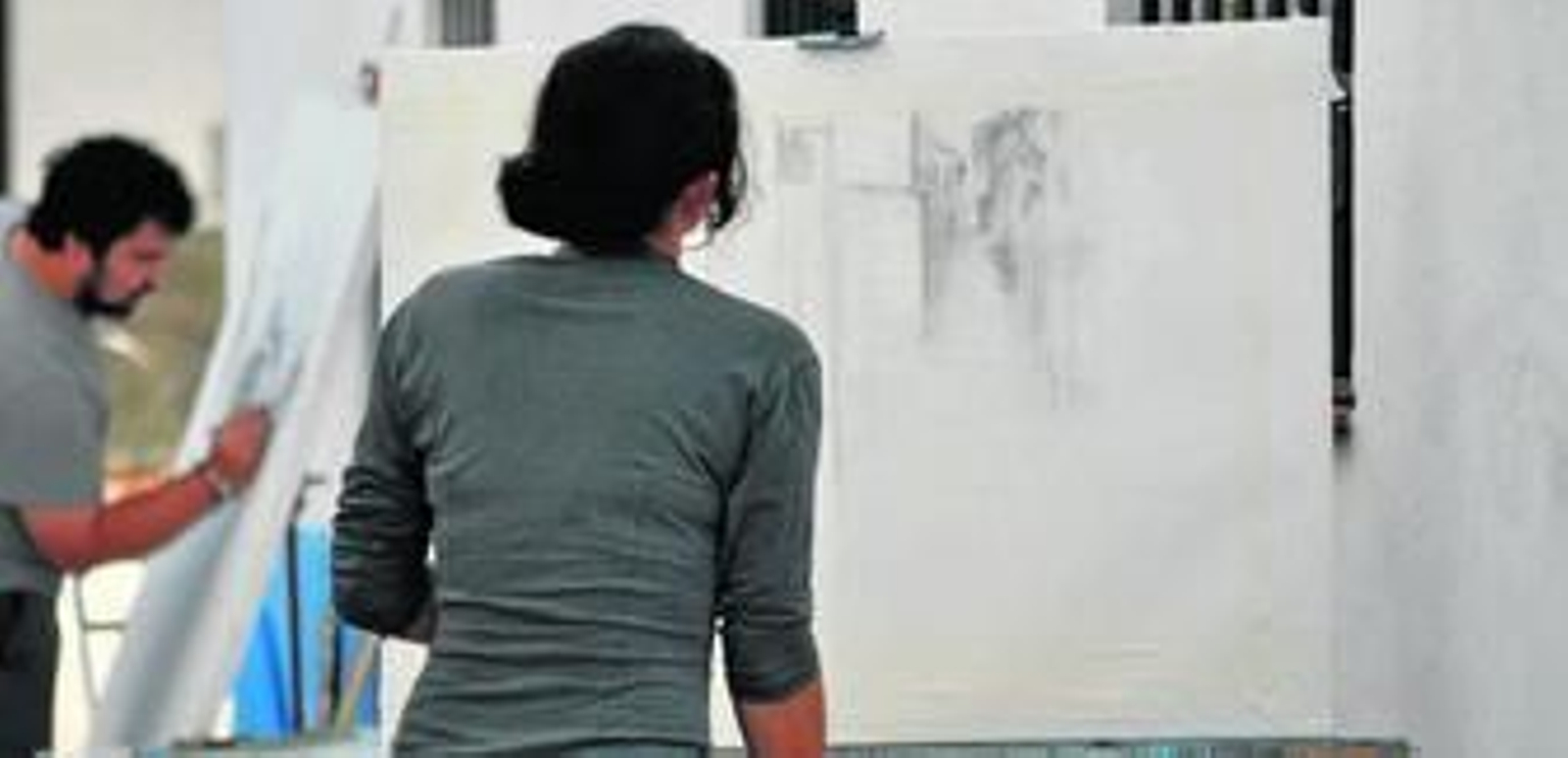 Una de las participantes del pasado certamen realiza los primeros trazos de su obra pictórica.