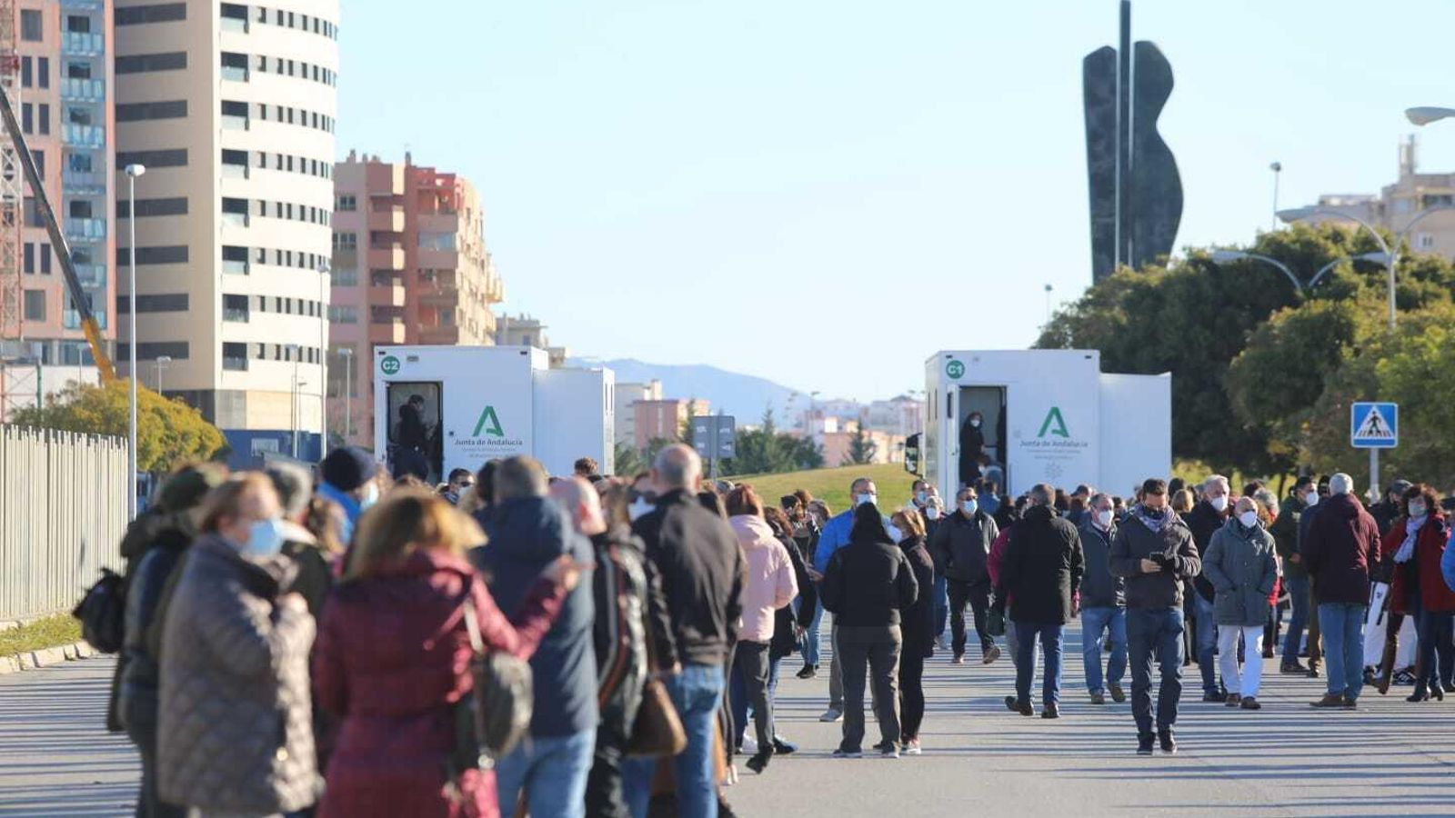 Personal de centros educativos aguarda para entrar a las unidades móviles para hacerse el test.