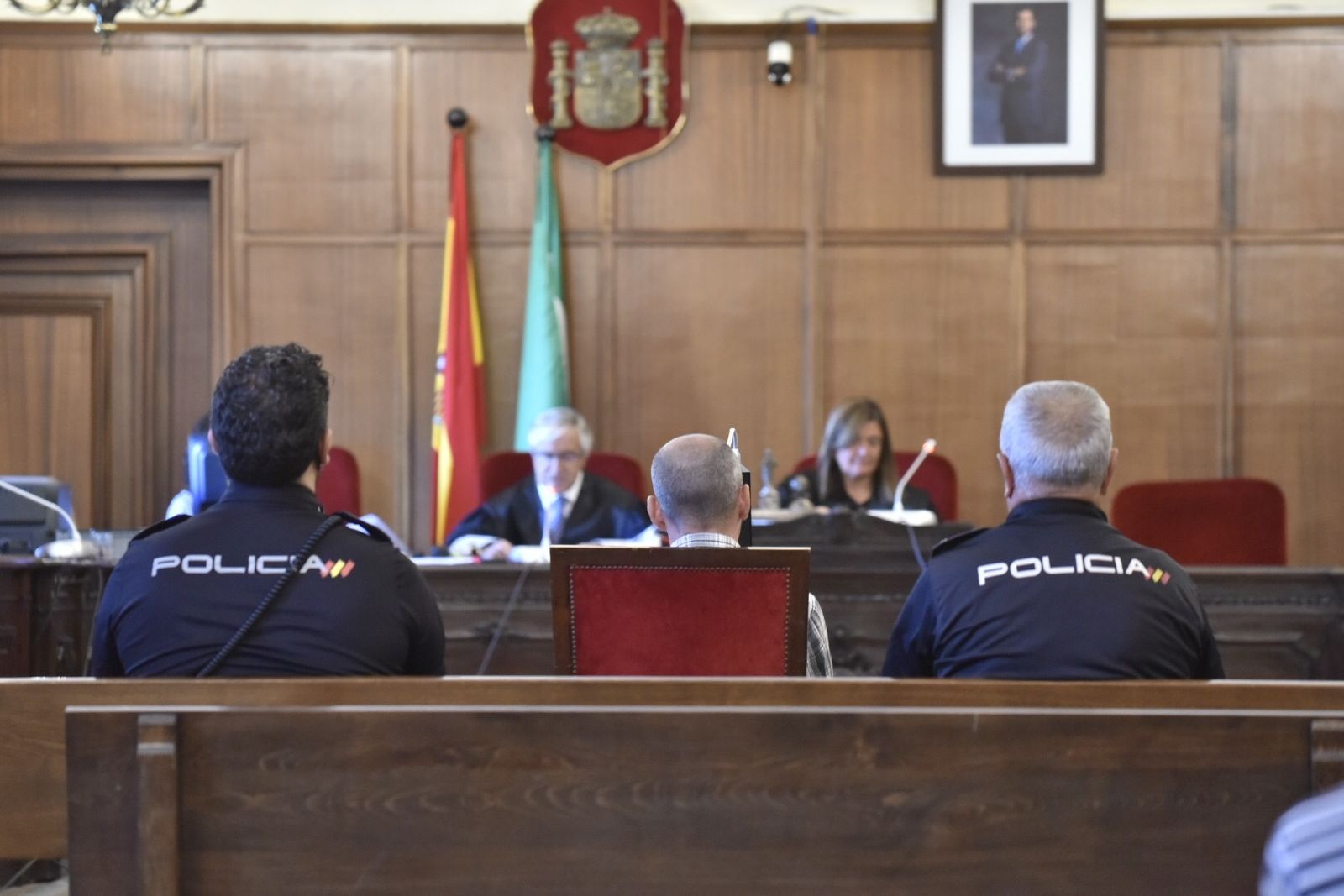 Francisco Javier Román de Dios, flanqueado por la Policía durante el juicio