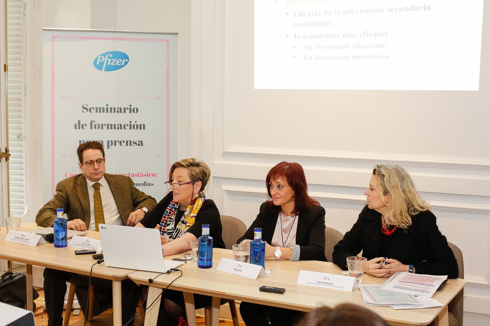 El doctor Miguel Martín; de SEOM, Concha Serrano, de Pfizer; Nelly Pérez, paciente, y la oncóloga Ana Lluch.