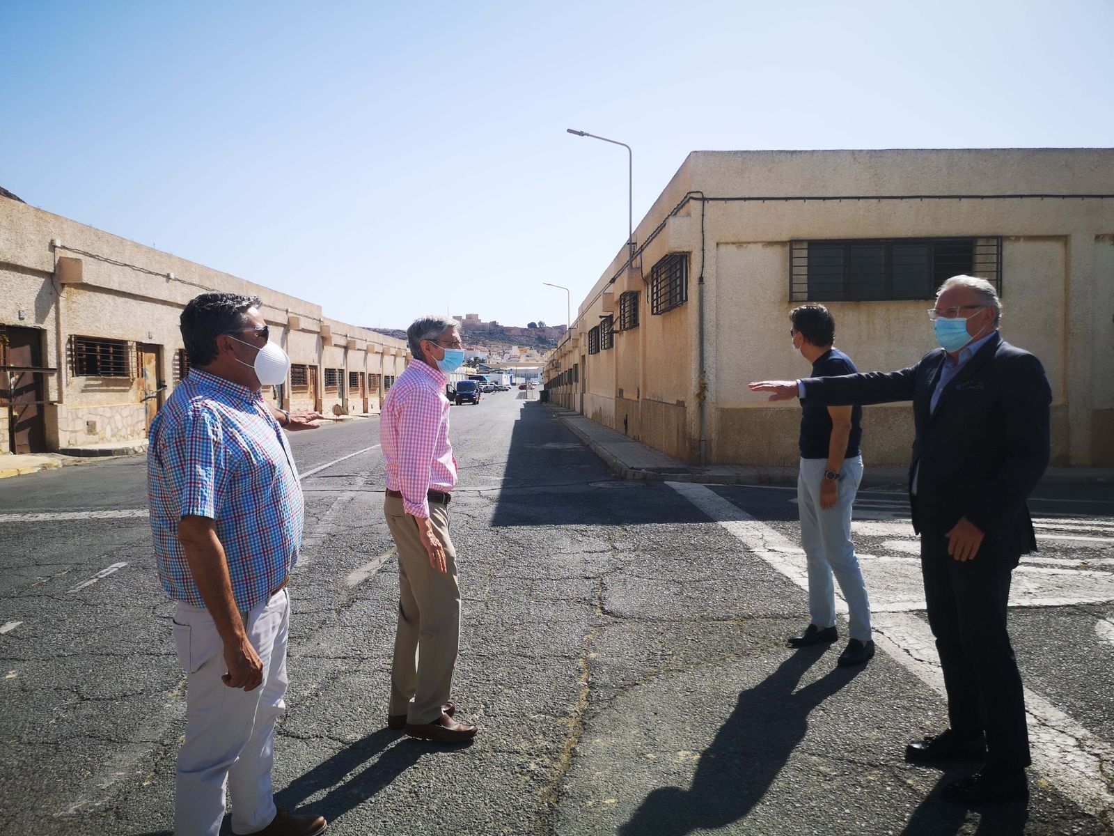 El presidente del puerto, Jesús Caicedo, recorre el espacio de naves de pescadores abandonadas