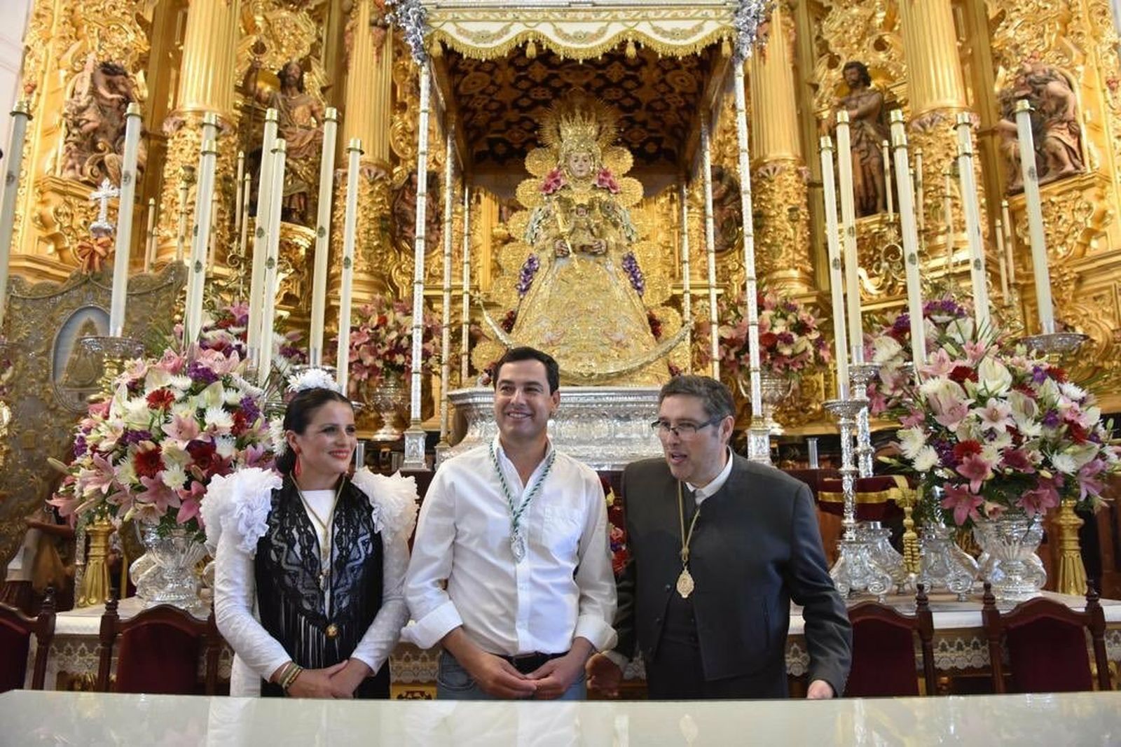 Juanma Moreno ante la Virgen del Rocío, ya colocada en su paso de salida.