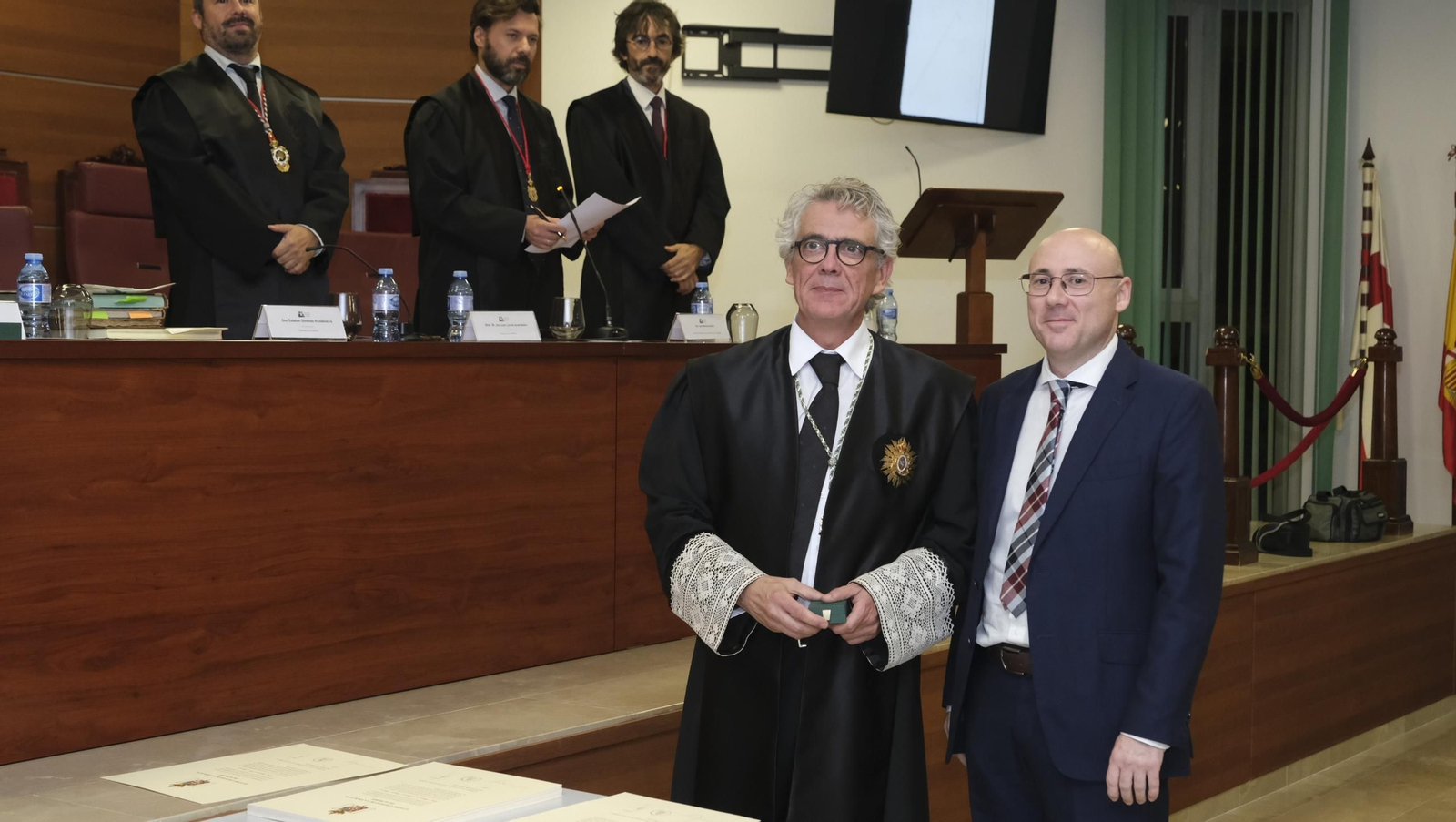 Entrega de insignias de 25 años de colegiado en el Colegio de Abogados de Almería, en imágenes